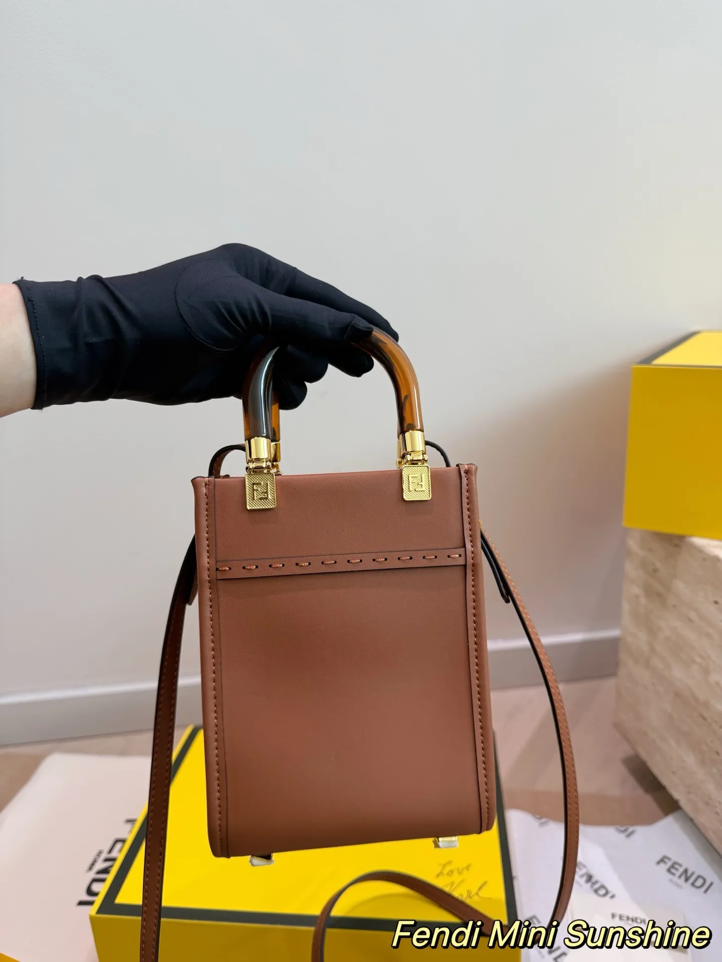 P170 Fendi Sunshine琴谱mini原版 FENDI琴谱mini,颜值超高的一款!有好多颜色，焦糖色最好看的颜色!百搭，特别!手柄特殊材质玳瑁琥珀色!太美啦!小众不撞包!时髦精必备单品! 18*14