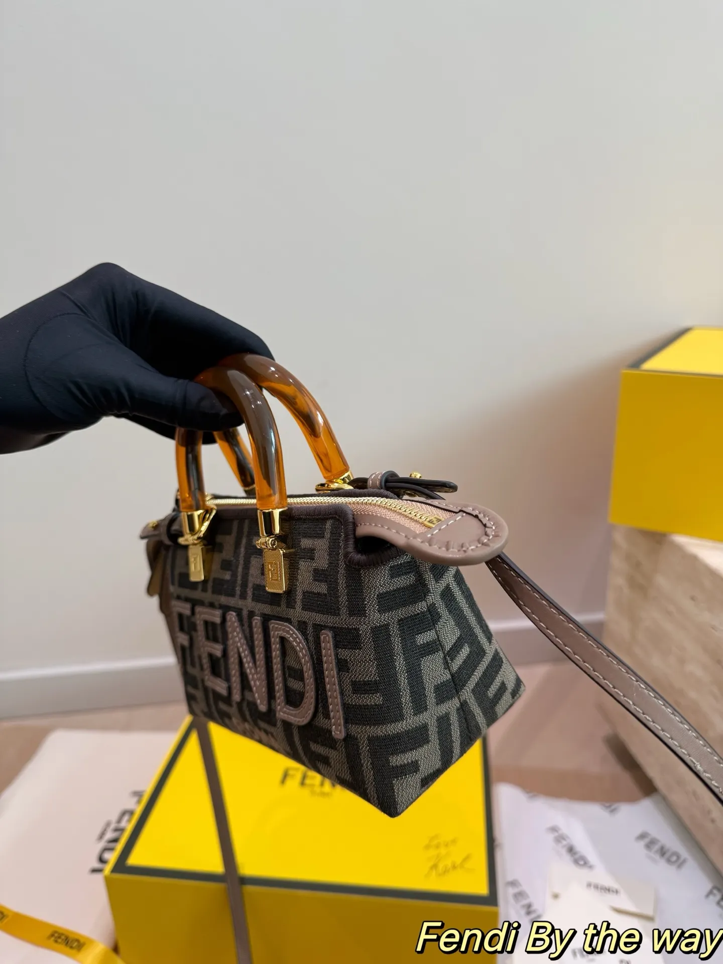 P170配折叠盒 芬迪 mini 波士顿枕头包FENDI 出勤回头率爆表！一个包包就搞定 拥有纯净简约廓形的mini by the way 结合玳瑁手柄的元素 化作保留品牌所有个性元素又颇为惹人怜爱的迷你尺寸 关键还特别百搭 白天出门游玩背上可以带不少东西 还可以斜挎妥妥的爱了 尺寸17.10