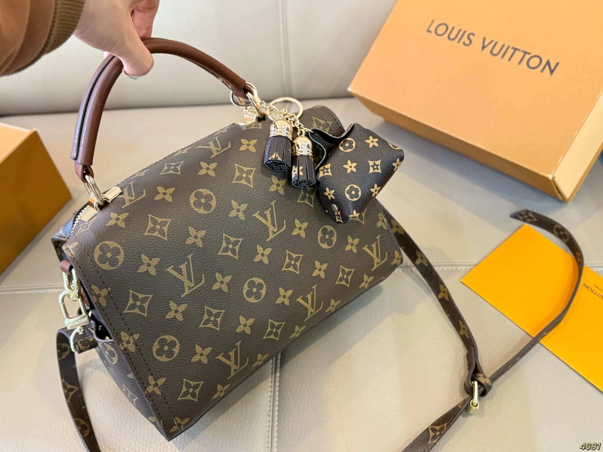 ¥135 酷奇Gucci,路易威登lv 新款单肩包手提包 独特设计 时尚又经典 超级百搭 日常通勤皆可 上身又A又飒 尺寸25 16