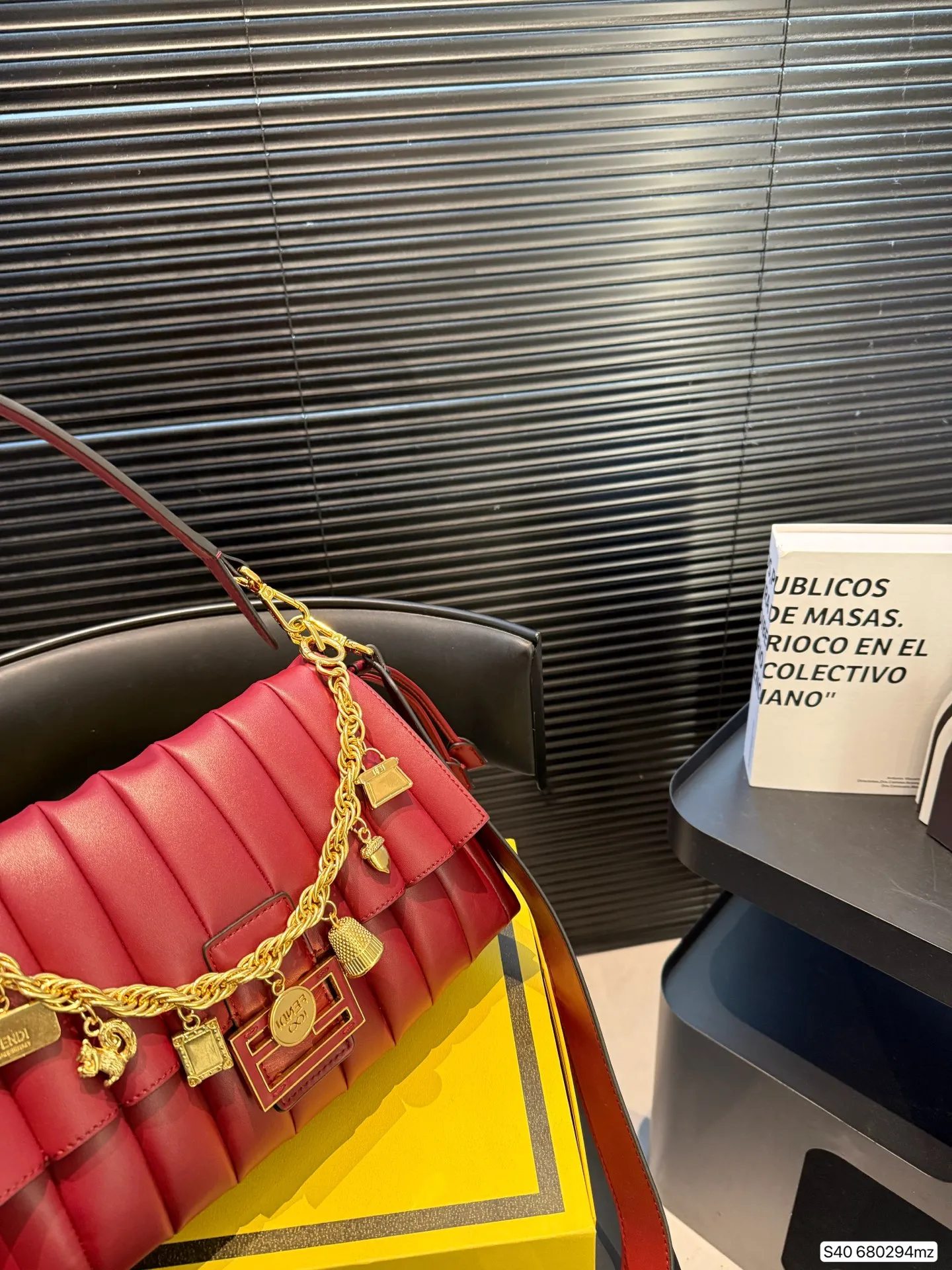 P250 配折叠盒 芬迪新款云朵包☁️奶油白真的好温柔呀! 奶白皮质像揉碎的云朵☁️ 褶皱肌理自带慵懒高级感,金色FF扣复古又闪耀✨ 腋下包型刚好卡在肩线,走路都带风~ 容量超惊喜!手机、粉饼、耳机,全塞下,通勤逛街都能打✔️ 搭西装飒爽,配裙装温柔,背上直接拿捏松弛贵气感! 尺寸30 20 货号680294