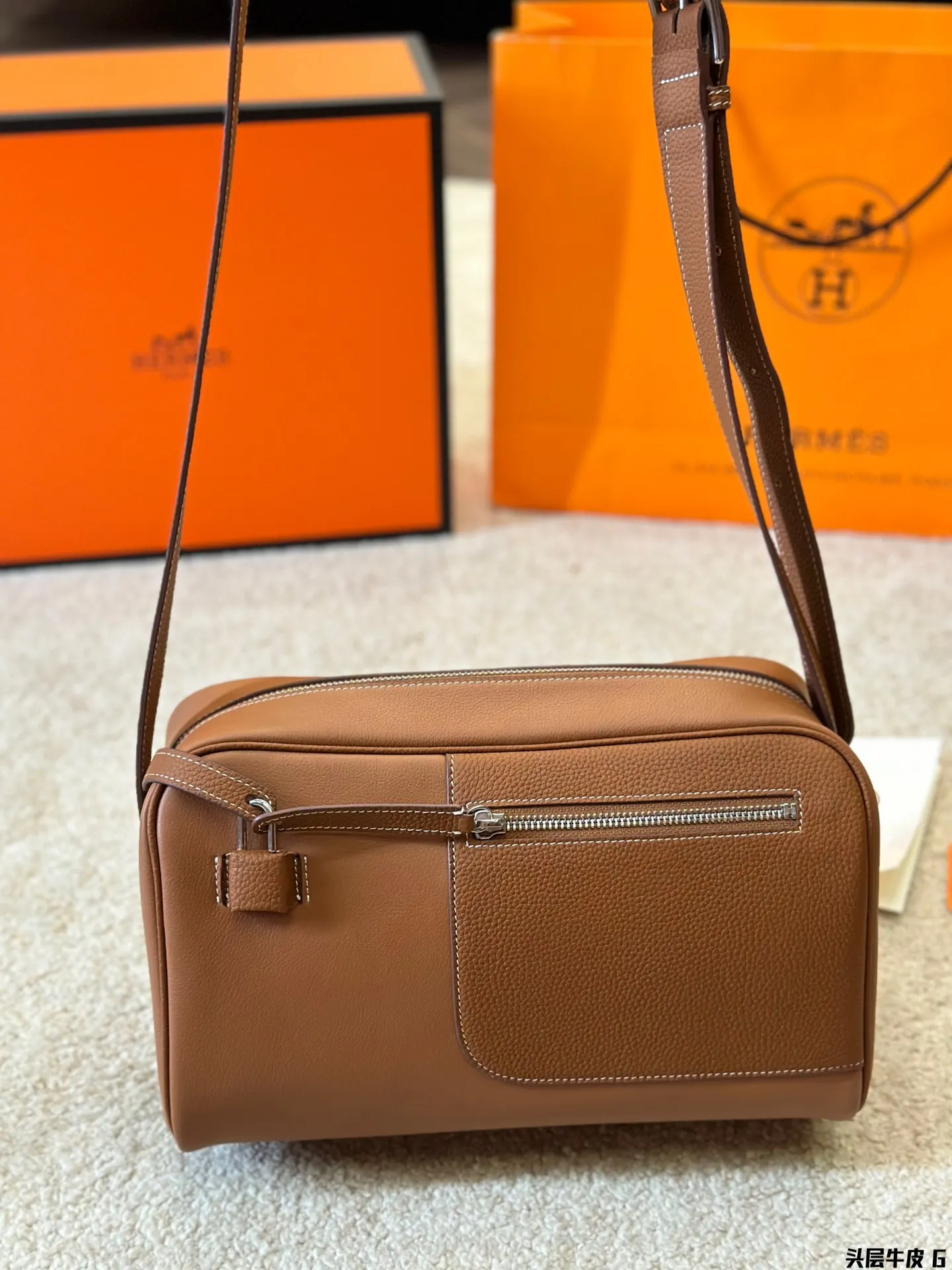 头层牛皮 p320 Nowveau Sac de Weekend肩背包 发财包 男士斜挎包、细节感满满 尺寸28 15cm