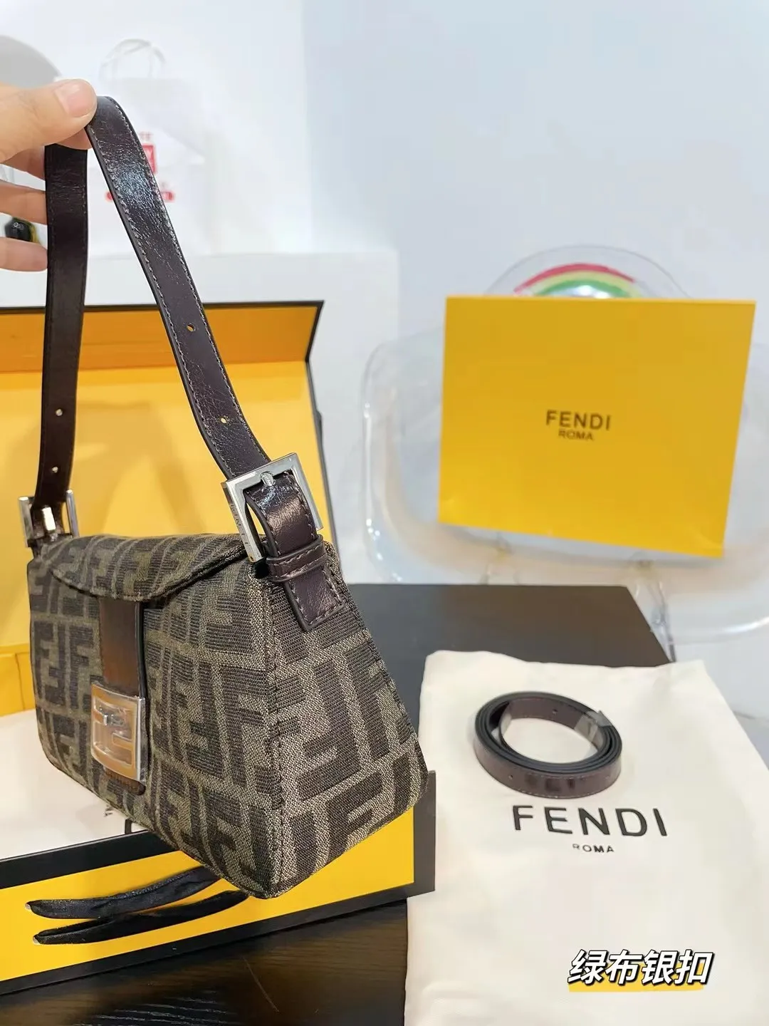 👑💰p115(折叠包装) fendi 芬迪新款法棍包 腋下包 网红vintageF中古法棍包 潮人们背的最多的包包大概就是Fendi芬迪的这款法棍包(Baguette)了,从黑色再到棕 各种单肩、斜跨都不是问题,有种慵慵懒懒的街头风。戚薇、Rosie等明星日常出街也会背c尺寸26 12cm
