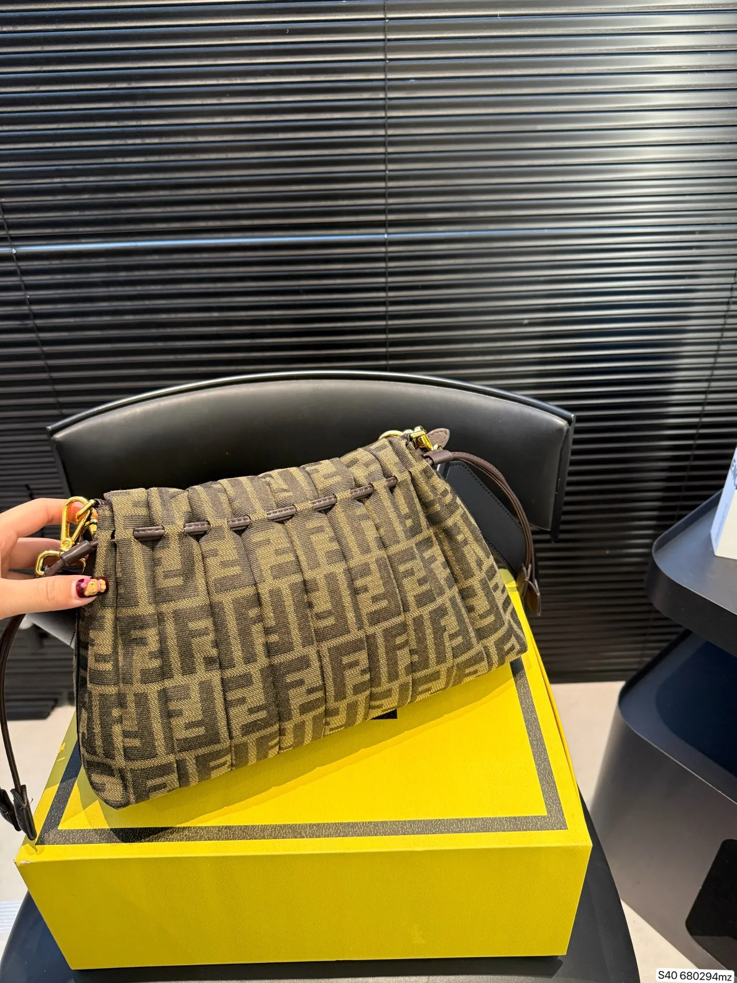 P250 配折叠盒 芬迪新款真的好温柔呀! 像揉碎的云朵☁️ 褶皱肌理自带慵懒高级感,金色FF扣复古又闪耀✨ 腋下包型刚好卡在肩线,走路都带风~ 容量超惊喜!手机、粉饼、耳机,全塞下,通勤逛街都能打✔️ 搭西装飒爽,配裙装温柔,背上直接拿捏松弛贵气感! 尺寸29 20 货号680294