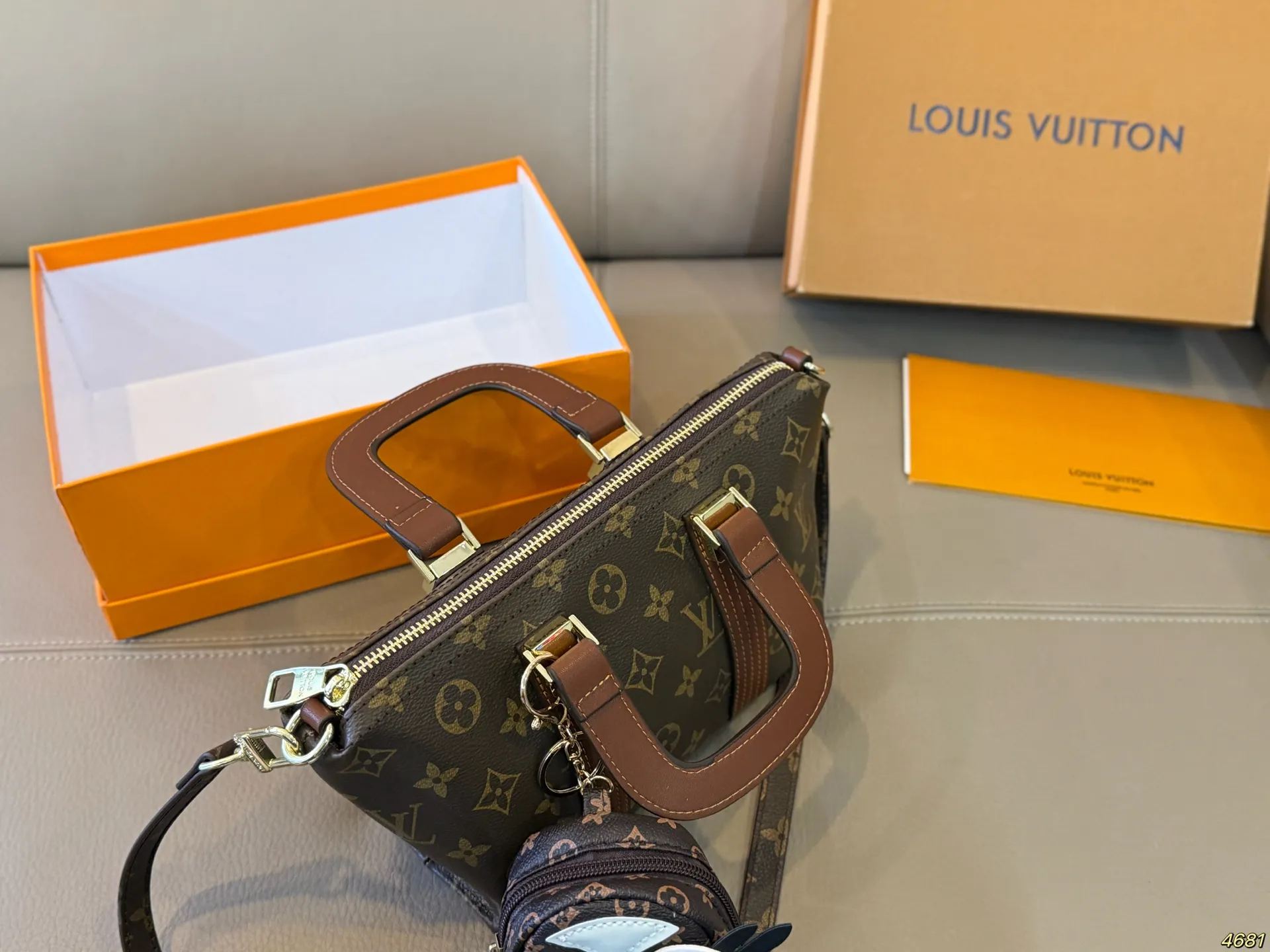 &yen;135配盒 Lv手提包斜挎包 高颜值潮酷时尚女孩必入 适合日常 通勤 出街 尺寸21 12