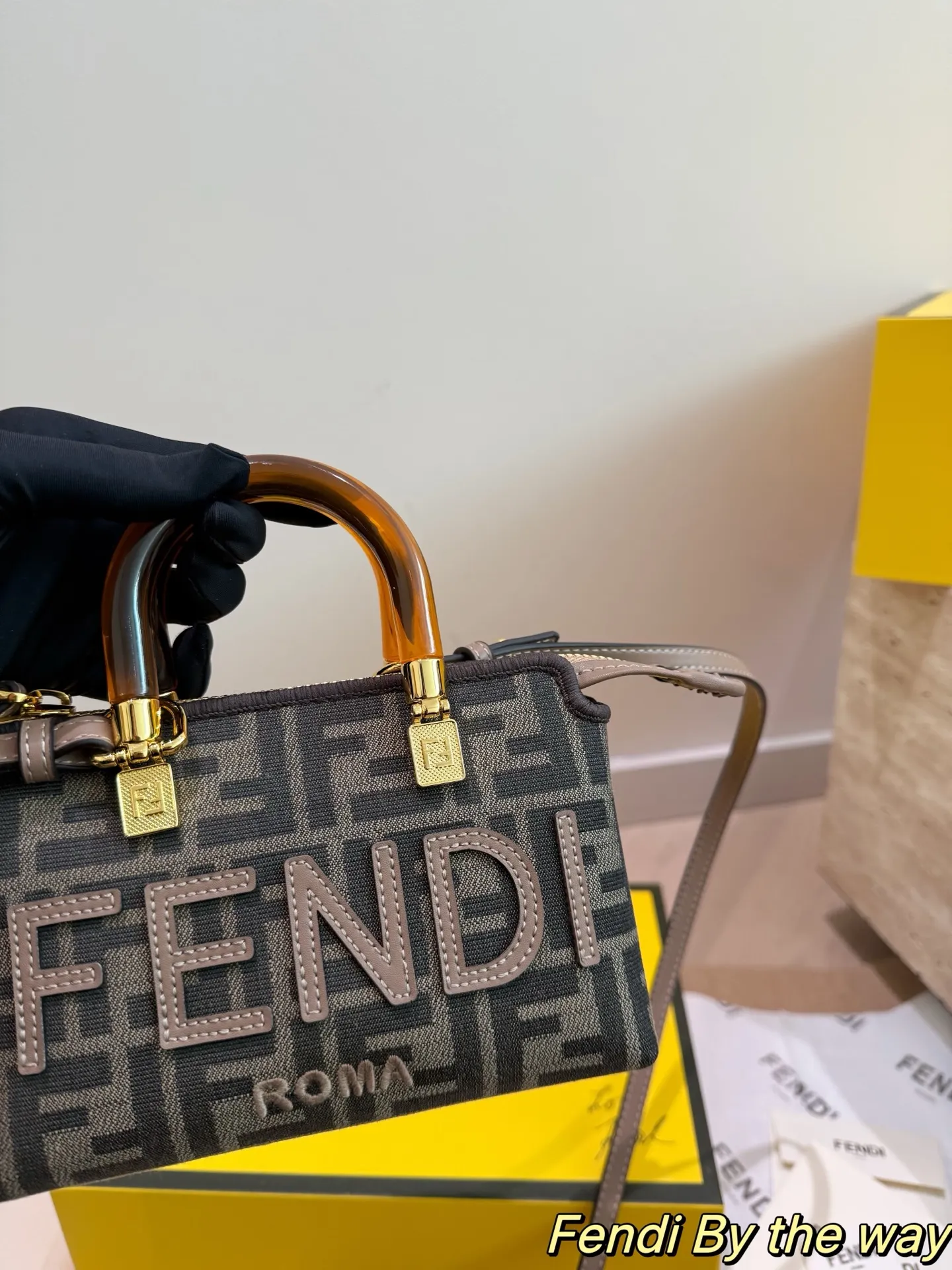 P170配折叠盒 芬迪 mini 波士顿枕头包FENDI 出勤回头率爆表!一个包包就搞定 拥有纯净简约廓形的mini by the way 结合玳瑁手柄的元素 化作保留品牌所有个性元素又颇为惹人怜爱的迷你尺寸 关键还特别百搭 白天出门游玩背上可以带不少东西 还可以斜挎妥妥的爱了 尺寸17.10