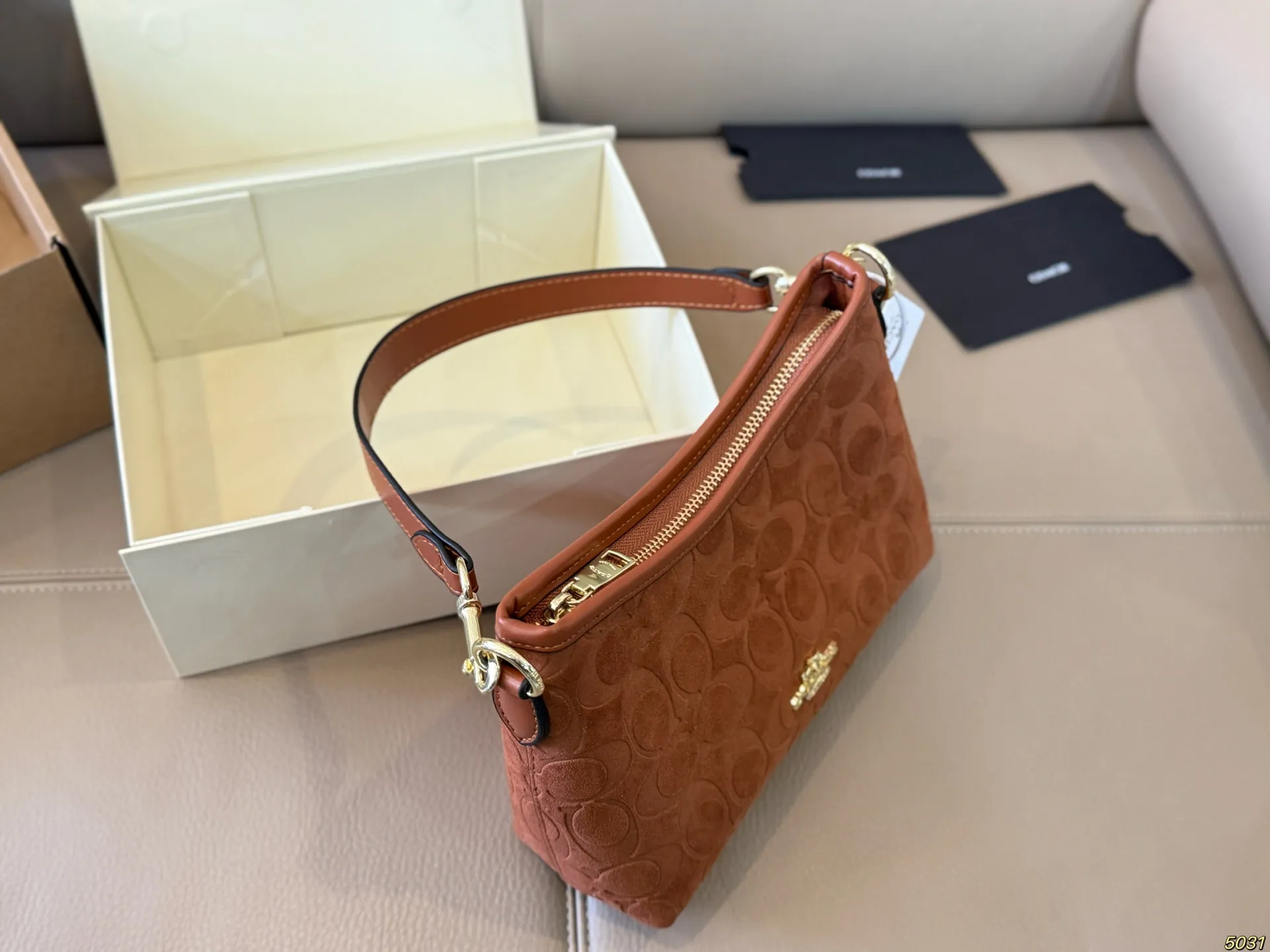 &yen;135折叠盒 蔻驰COACH腋下包 配长肩带 单肩斜挎皆可 颜色搭配很有复古的感觉 高级又不失优雅超有氛围感 通勤 休闲 约会通通可搭 尺寸小号21 14