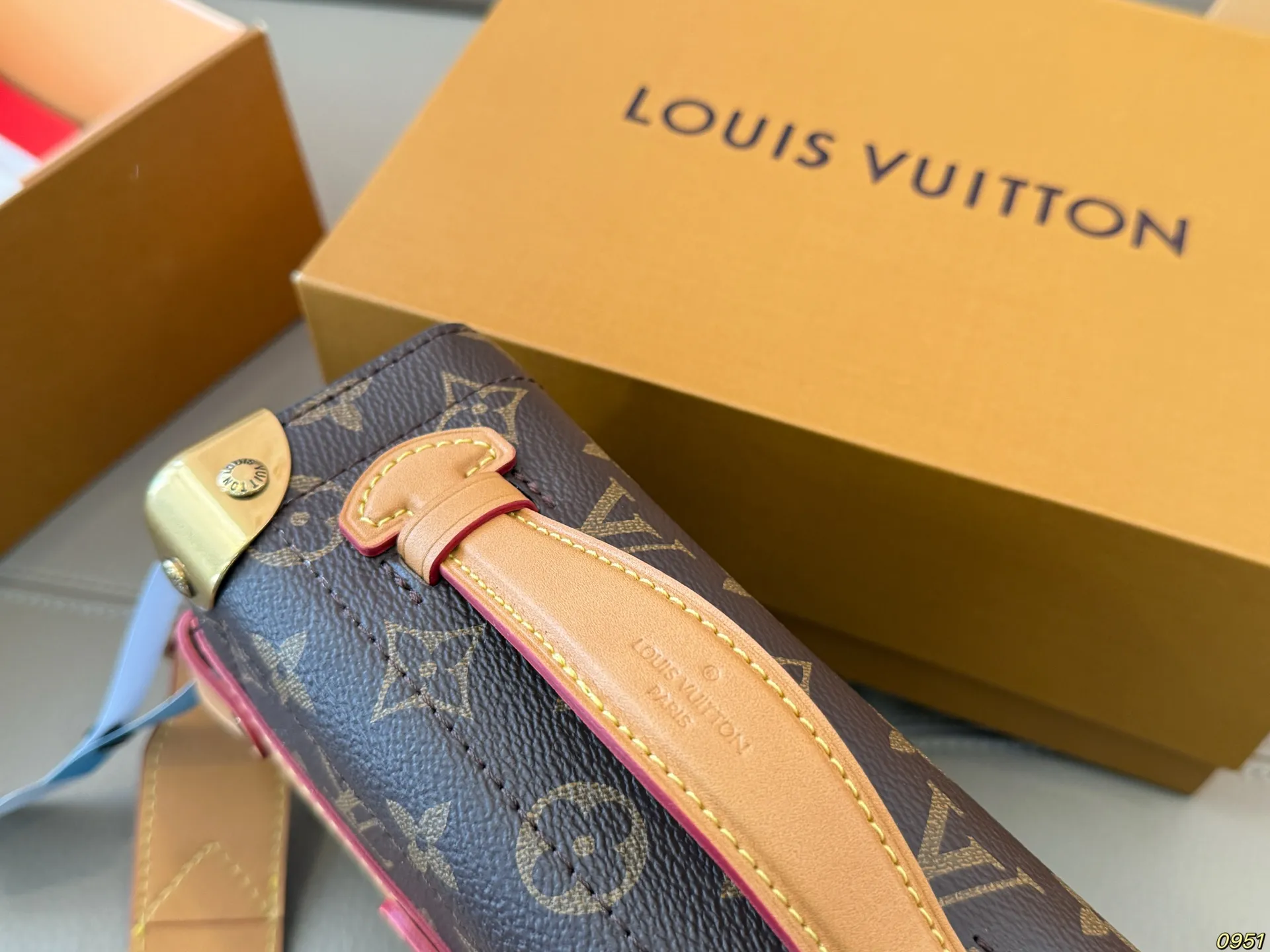 ¥180折叠盒 LV路易威登 小箱子 高出镜率单品 国外博主网红同款 上身真的超级!减龄! 简单耐看的版型 尺寸20 14