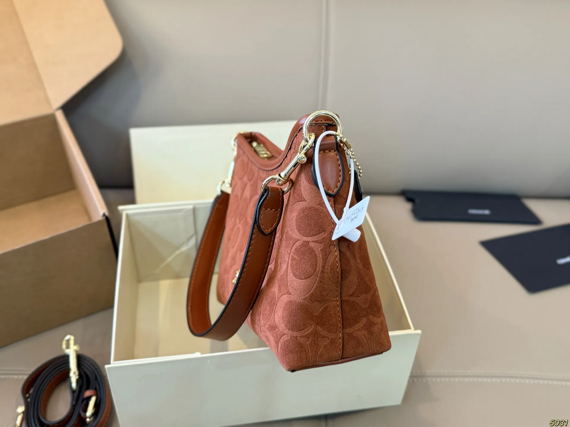 ¥135折叠盒 蔻驰COACH腋下包 配长肩带 单肩斜挎皆可 颜色搭配很有复古的感觉 高级又不失优雅超有氛围感 通勤 休闲 约会通通可搭 尺寸小号21 14