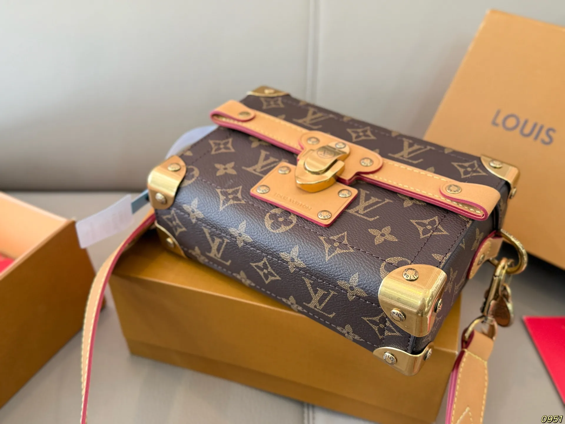 ¥180折叠盒 LV路易威登 小箱子 高出镜率单品 国外博主网红同款 上身真的超级!减龄! 简单耐看的版型 尺寸20 14