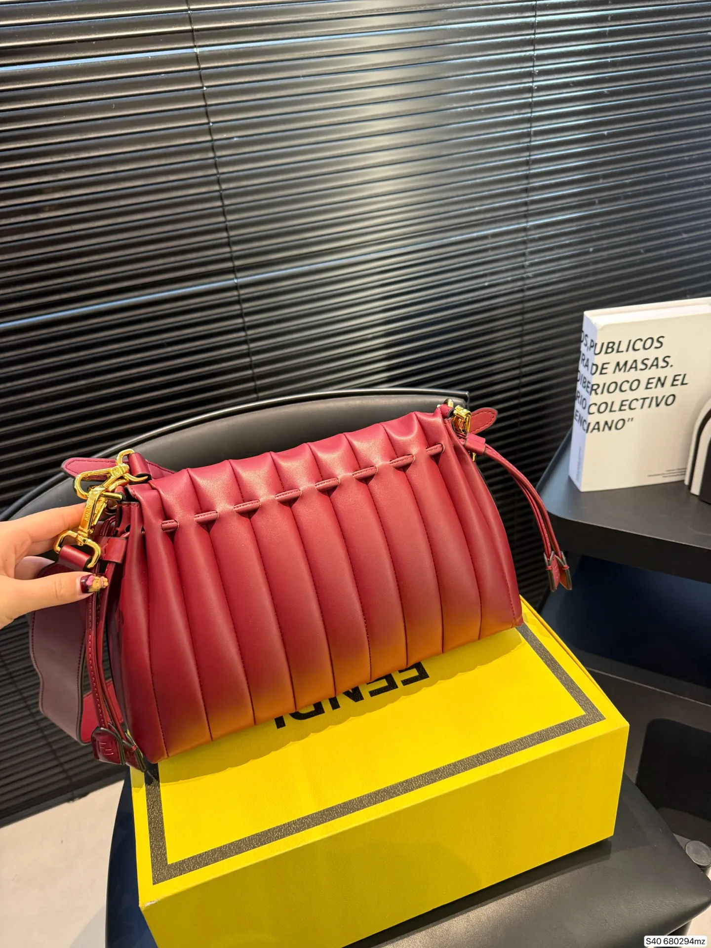 P250 配折叠盒 芬迪新款云朵包☁️奶油白真的好温柔呀！ 奶白皮质像揉碎的云朵☁️ 褶皱肌理自带慵懒高级感，金色FF扣复古又闪耀✨ 腋下包型刚好卡在肩线，走路都带风～ 容量超惊喜！手机、粉饼、耳机，全塞下，通勤逛街都能打✔️ 搭西装飒爽，配裙装温柔，背上直接拿捏松弛贵气感！ 尺寸30 20 货号680294