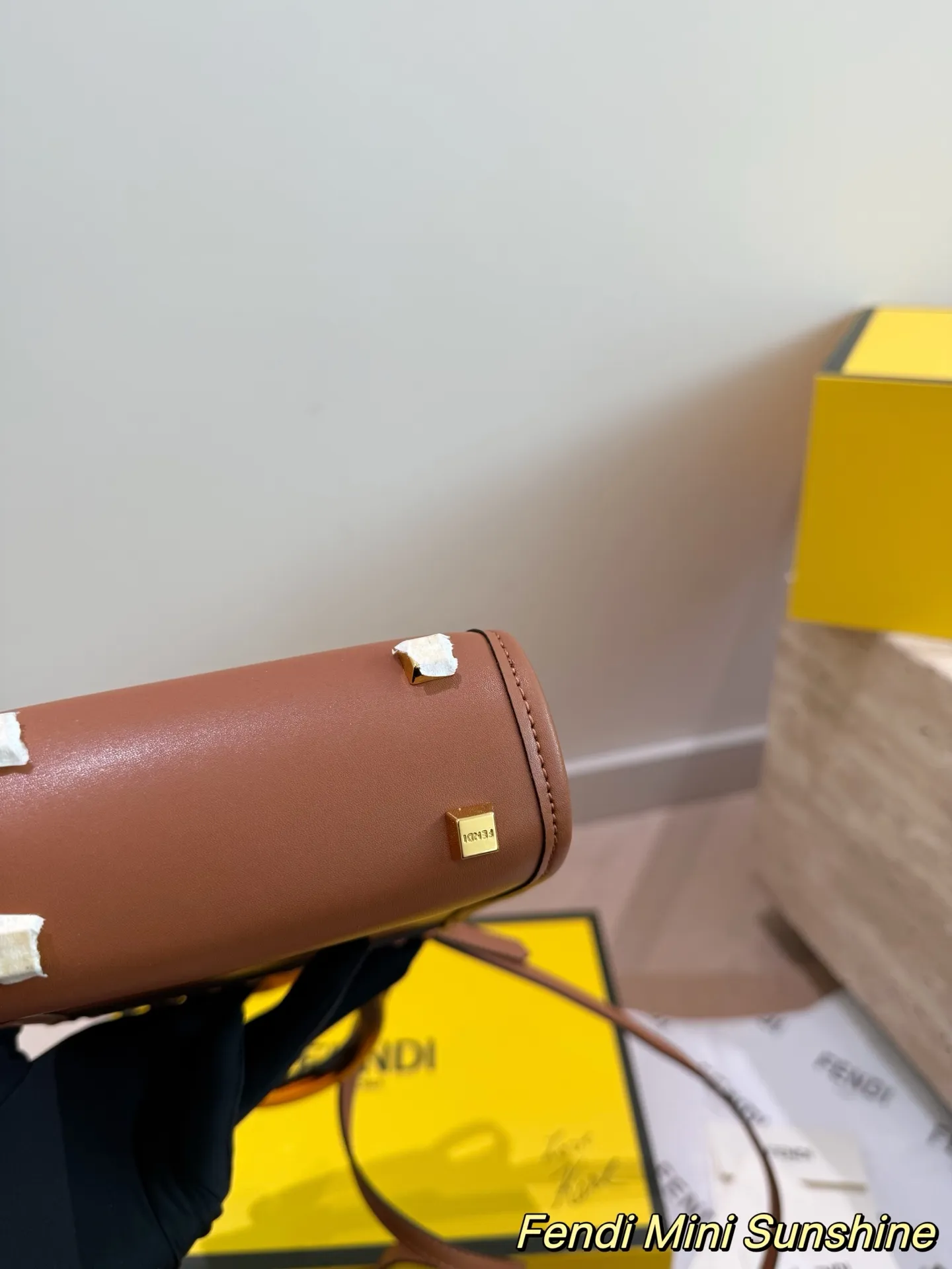 P170 Fendi Sunshine琴谱mini原版 FENDI琴谱mini,颜值超高的一款!有好多颜色，焦糖色最好看的颜色!百搭，特别!手柄特殊材质玳瑁琥珀色!太美啦!小众不撞包!时髦精必备单品! 18*14