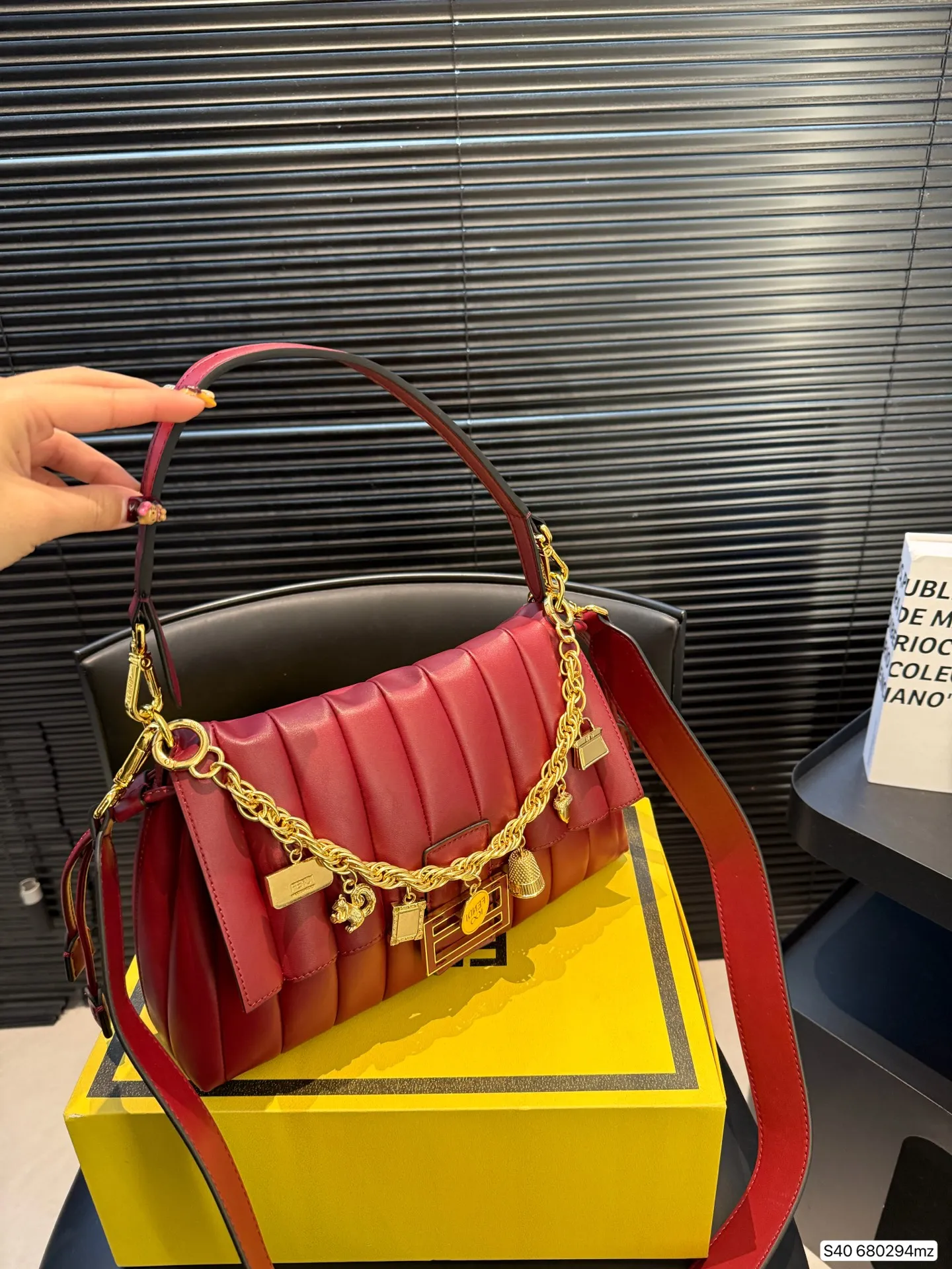 P250 配折叠盒 芬迪新款云朵包☁️奶油白真的好温柔呀! 奶白皮质像揉碎的云朵☁️ 褶皱肌理自带慵懒高级感,金色FF扣复古又闪耀✨ 腋下包型刚好卡在肩线,走路都带风~ 容量超惊喜!手机、粉饼、耳机,全塞下,通勤逛街都能打✔️ 搭西装飒爽,配裙装温柔,背上直接拿捏松弛贵气感! 尺寸30 20 货号680294