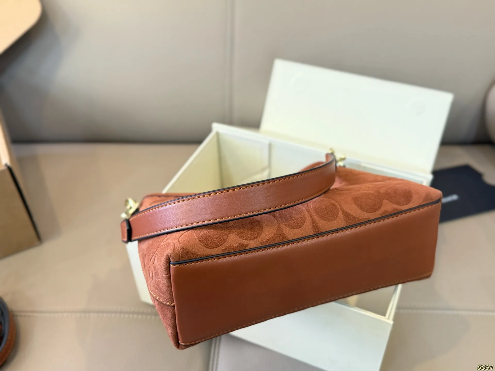 &yen;135折叠盒 蔻驰COACH腋下包 配长肩带 单肩斜挎皆可 颜色搭配很有复古的感觉 高级又不失优雅超有氛围感 通勤 休闲 约会通通可搭 尺寸小号21 14