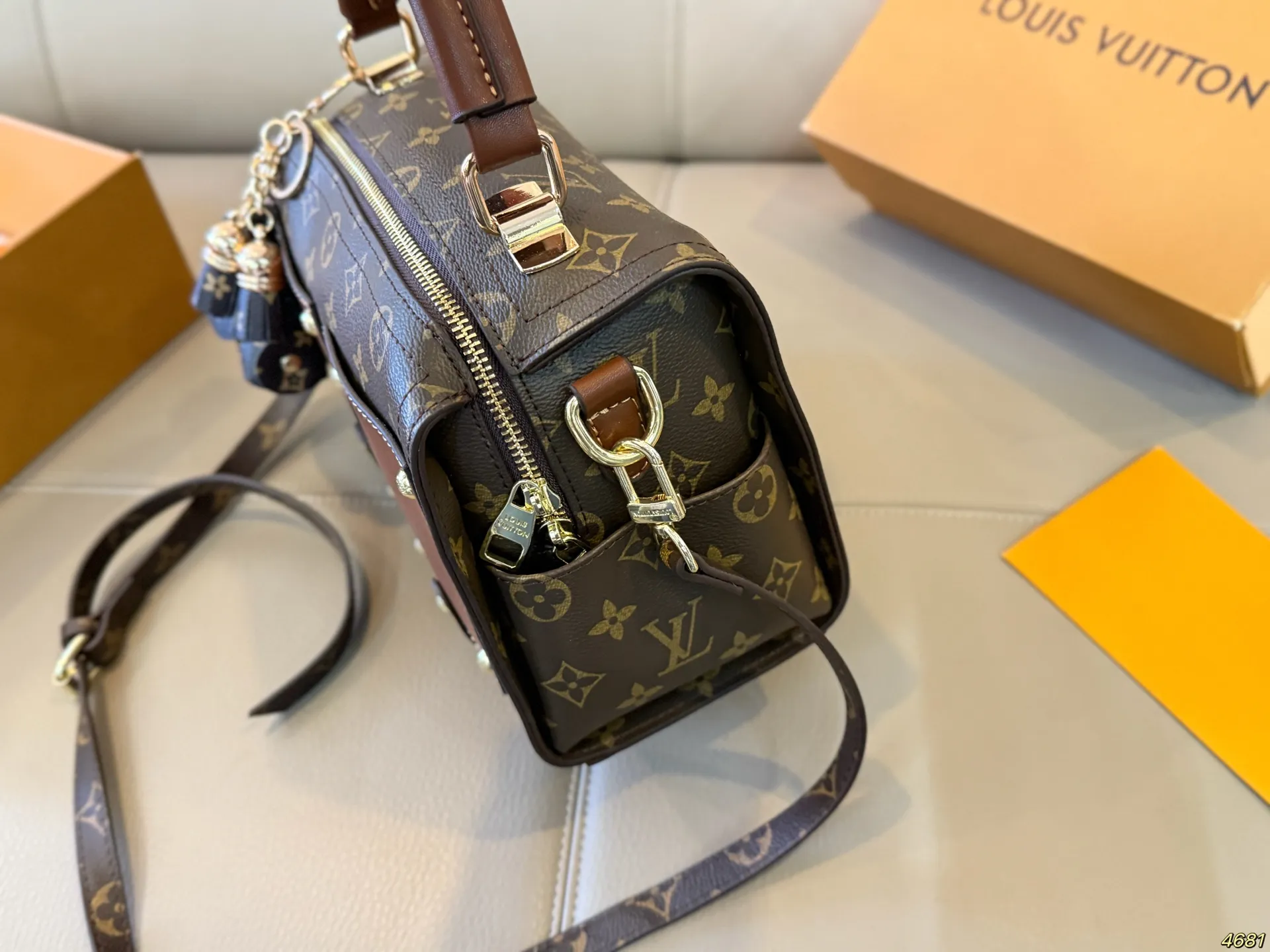 &yen;135 酷奇Gucci，路易威登lv 新款单肩包手提包 独特设计 时尚又经典 超级百搭 日常通勤皆可 上身又A又飒 尺寸25 16