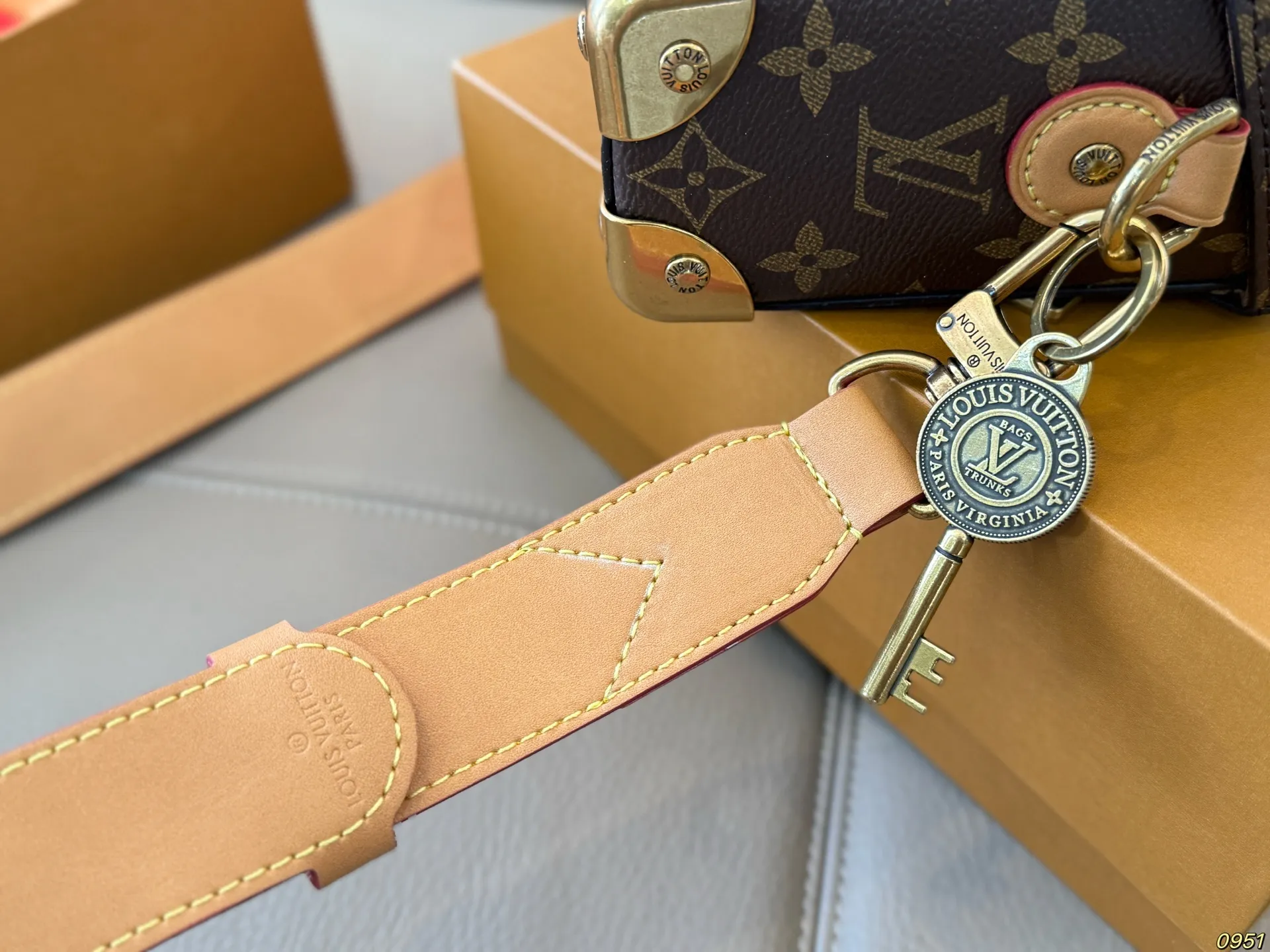 ¥180折叠盒 LV路易威登 小箱子 高出镜率单品 国外博主网红同款 上身真的超级!减龄! 简单耐看的版型 尺寸20 14