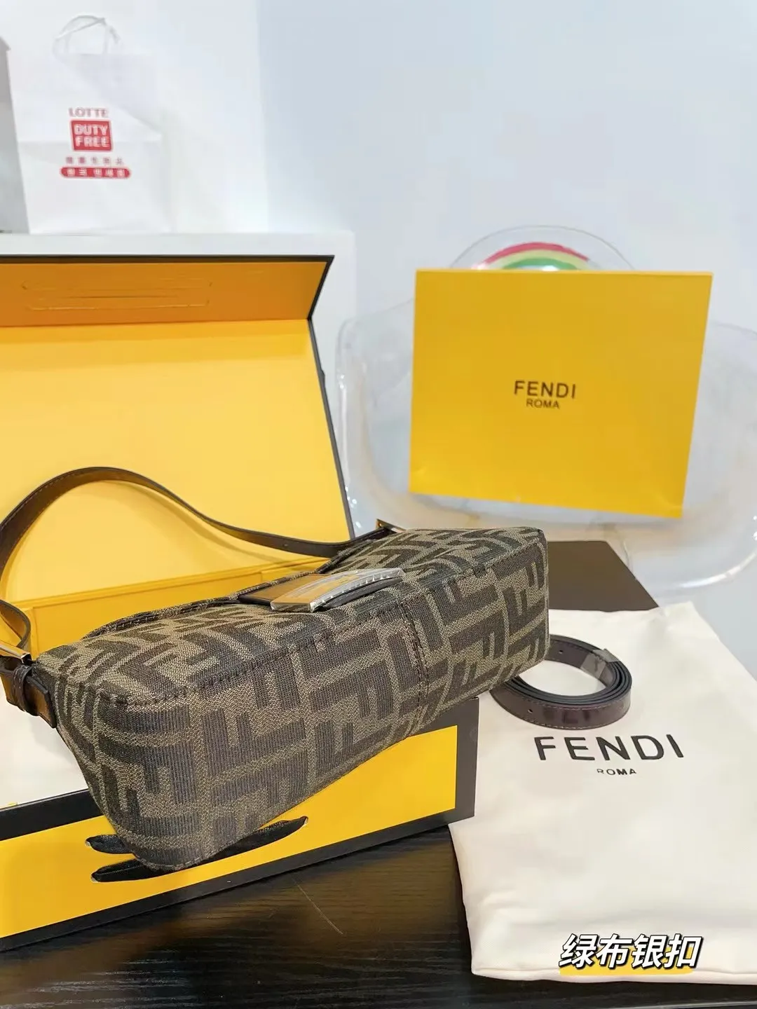 👑💰p115(折叠包装) fendi 芬迪新款法棍包 腋下包 网红vintageF中古法棍包 潮人们背的最多的包包大概就是Fendi芬迪的这款法棍包(Baguette)了,从黑色再到棕 各种单肩、斜跨都不是问题,有种慵慵懒懒的街头风。戚薇、Rosie等明星日常出街也会背c尺寸26 12cm