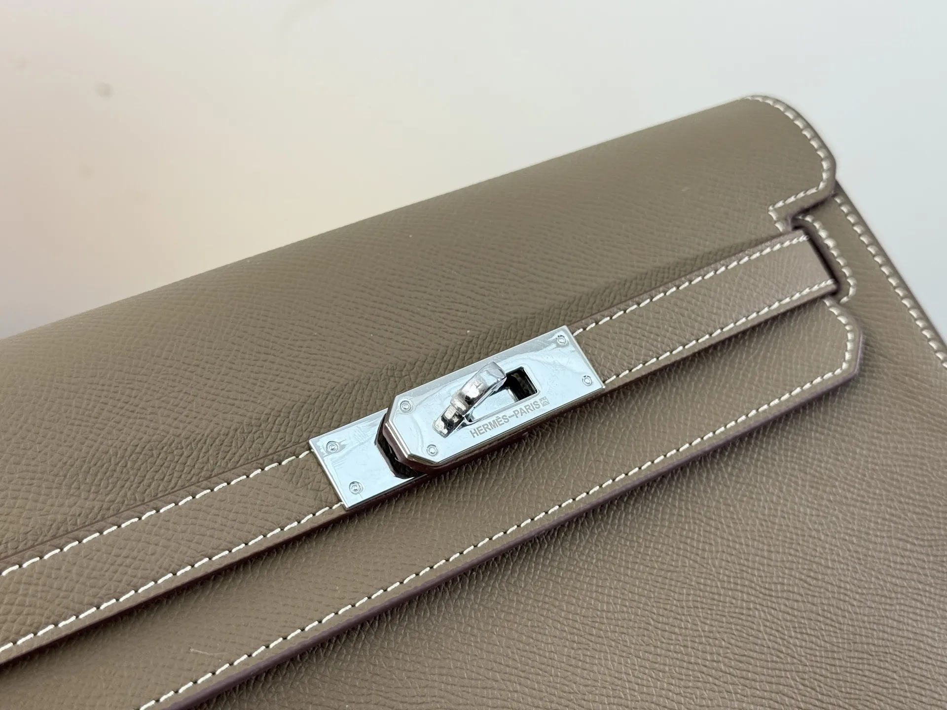 （折叠盒⚠️）p210 爱马仕Kelly depeches 25邮差包包，在Kelly系列里算是很好入手的一款 包包的容量挺大的，日常出门完全够用 3条带子可以自由转换 size：25*18cm