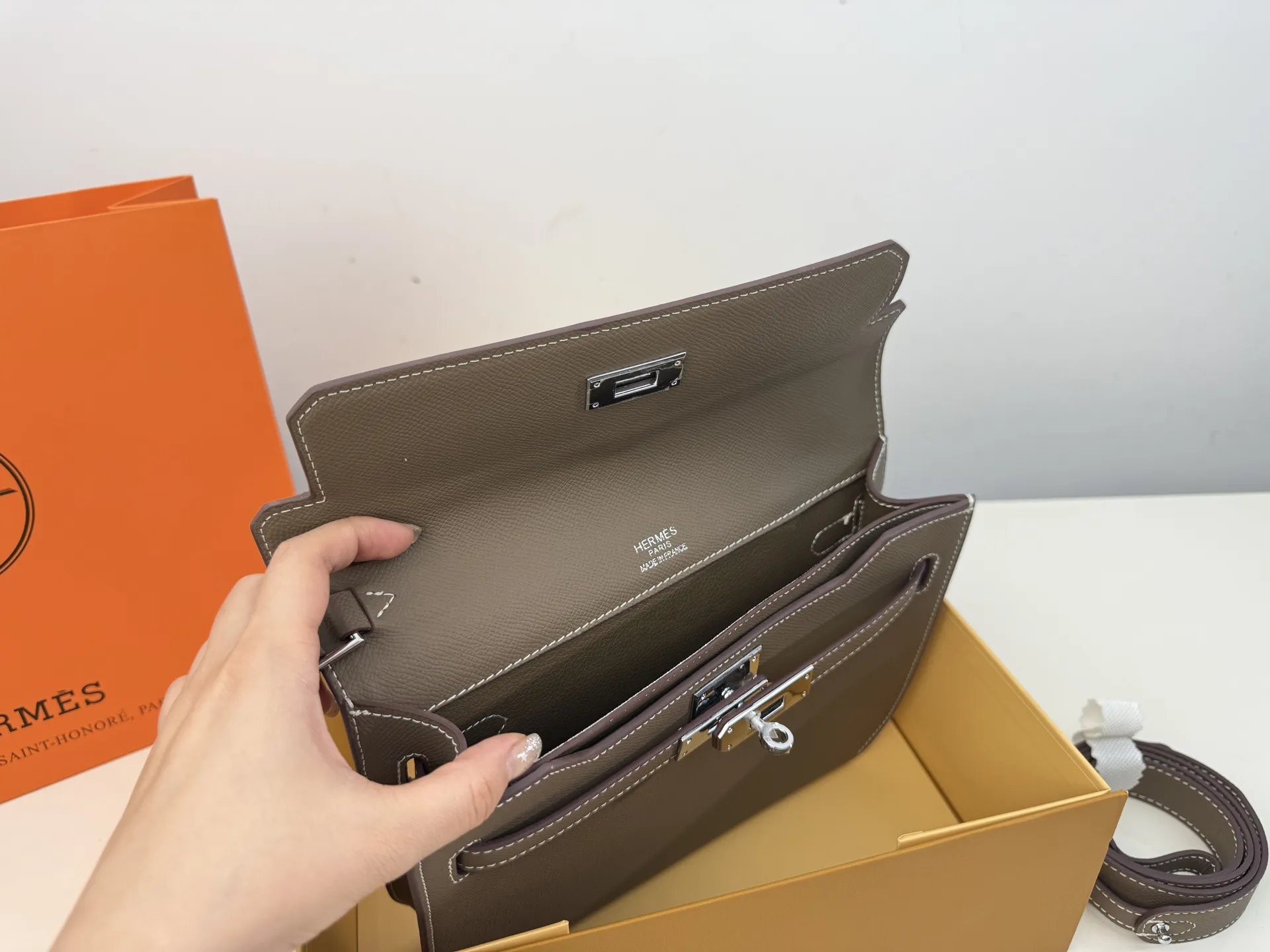 （折叠盒⚠️）p210 爱马仕Kelly depeches 25邮差包包，在Kelly系列里算是很好入手的一款 包包的容量挺大的，日常出门完全够用 3条带子可以自由转换 size：25*18cm