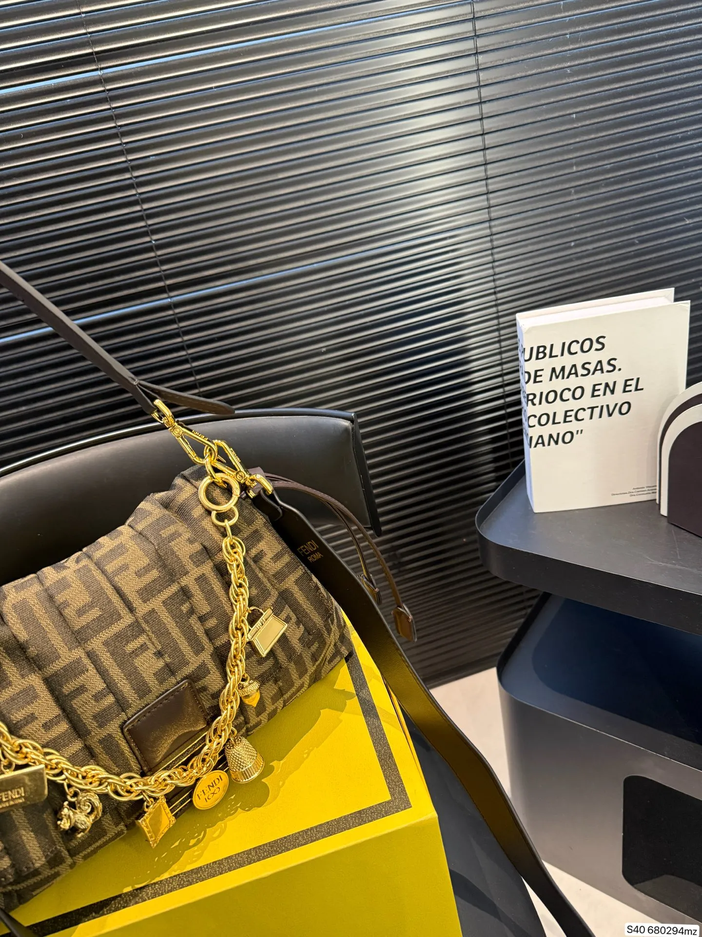 P250 配折叠盒 芬迪新款真的好温柔呀! 像揉碎的云朵☁️ 褶皱肌理自带慵懒高级感,金色FF扣复古又闪耀✨ 腋下包型刚好卡在肩线,走路都带风~ 容量超惊喜!手机、粉饼、耳机,全塞下,通勤逛街都能打✔️ 搭西装飒爽,配裙装温柔,背上直接拿捏松弛贵气感! 尺寸29 20 货号680294