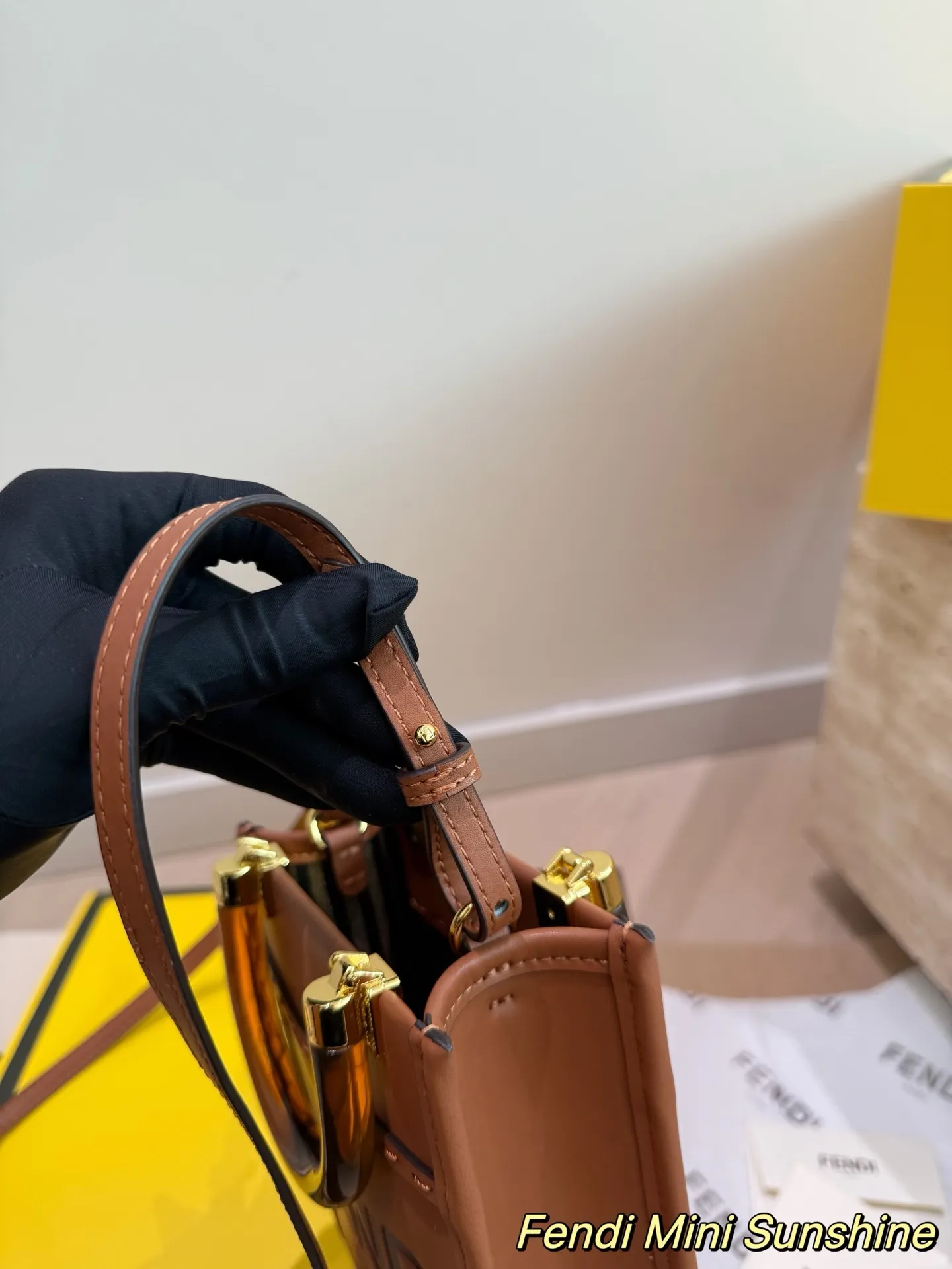 P170 Fendi Sunshine琴谱mini原版 FENDI琴谱mini,颜值超高的一款!有好多颜色，焦糖色最好看的颜色!百搭，特别!手柄特殊材质玳瑁琥珀色!太美啦!小众不撞包!时髦精必备单品! 18*14