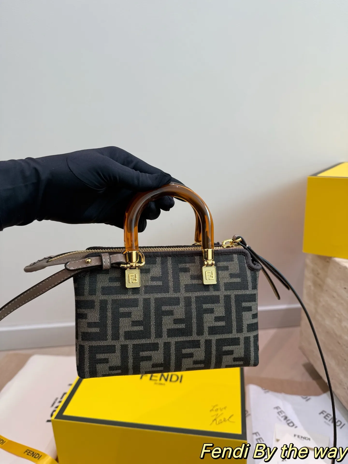 P170配折叠盒 芬迪 mini 波士顿枕头包FENDI 出勤回头率爆表!一个包包就搞定 拥有纯净简约廓形的mini by the way 结合玳瑁手柄的元素 化作保留品牌所有个性元素又颇为惹人怜爱的迷你尺寸 关键还特别百搭 白天出门游玩背上可以带不少东西 还可以斜挎妥妥的爱了 尺寸17.10