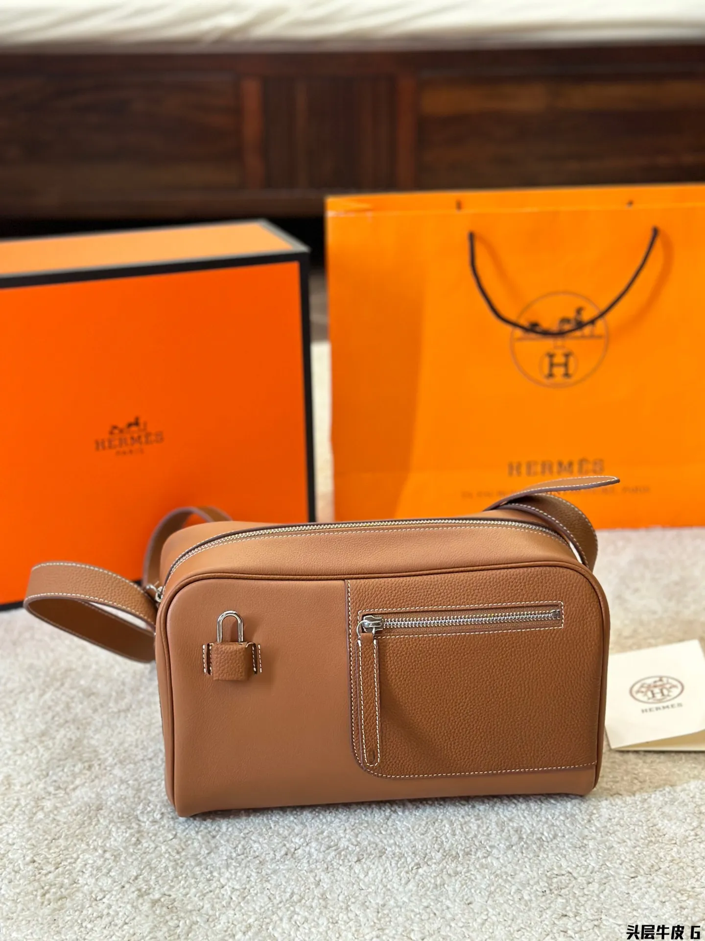 头层牛皮 p320 Nowveau Sac de Weekend肩背包 发财包 男士斜挎包、细节感满满 尺寸28 15cm