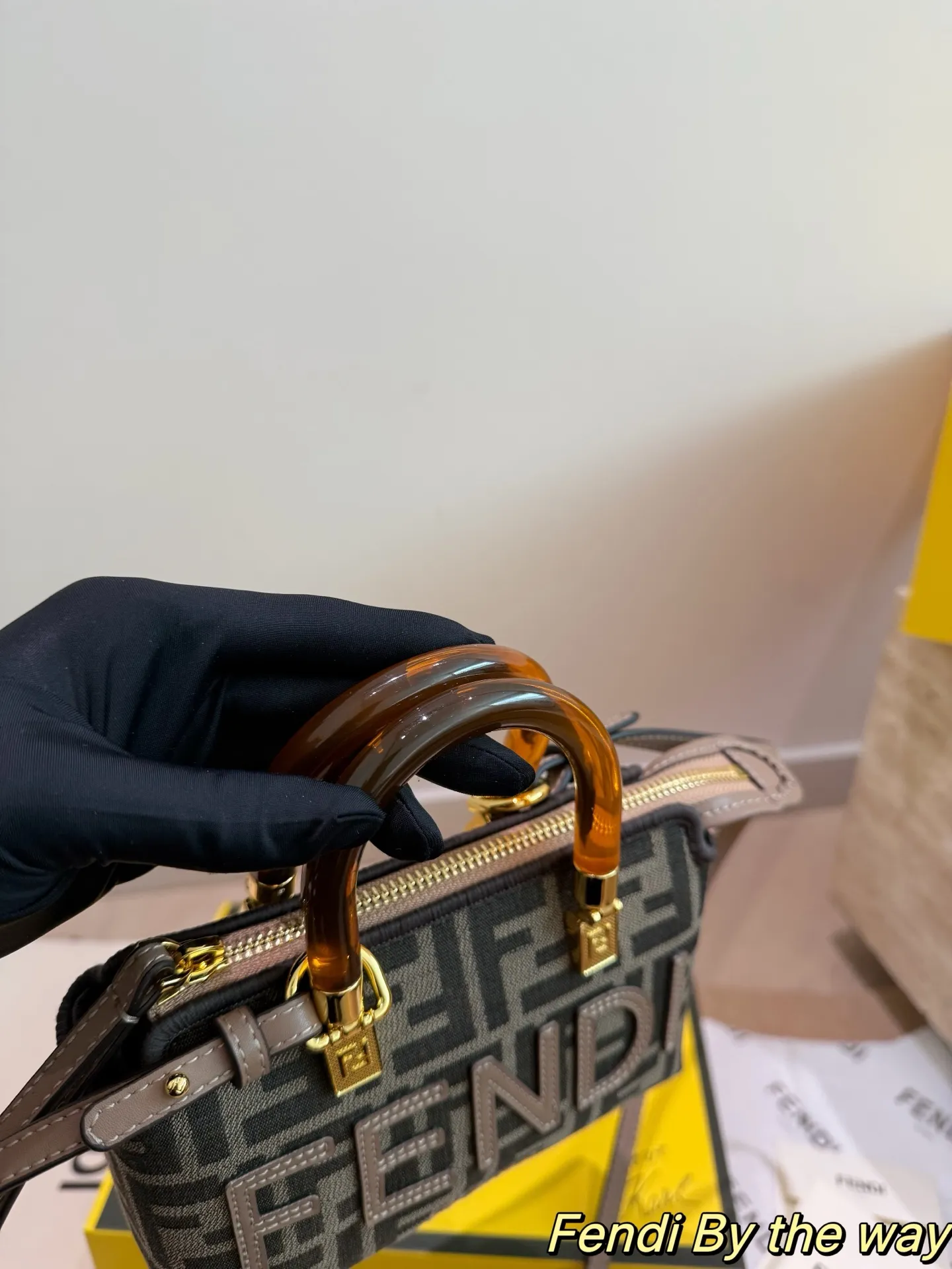 P170配折叠盒 芬迪 mini 波士顿枕头包FENDI 出勤回头率爆表！一个包包就搞定 拥有纯净简约廓形的mini by the way 结合玳瑁手柄的元素 化作保留品牌所有个性元素又颇为惹人怜爱的迷你尺寸 关键还特别百搭 白天出门游玩背上可以带不少东西 还可以斜挎妥妥的爱了 尺寸17.10