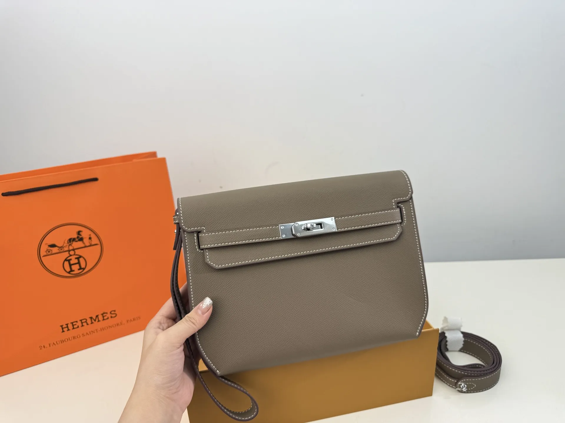 （折叠盒⚠️）p210 爱马仕Kelly depeches 25邮差包包，在Kelly系列里算是很好入手的一款 包包的容量挺大的，日常出门完全够用 3条带子可以自由转换 size：25*18cm