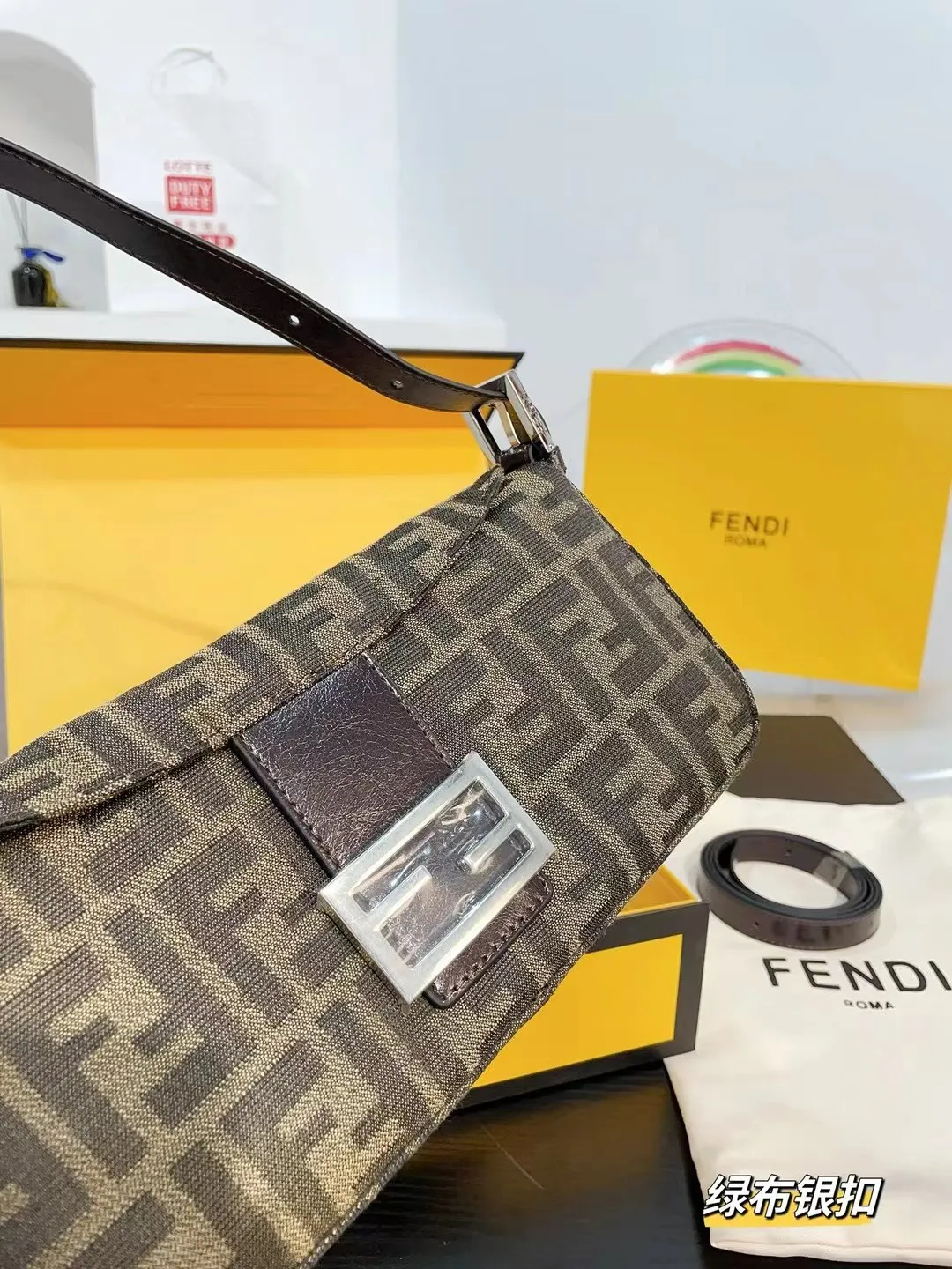 👑💰p115(折叠包装) fendi 芬迪新款法棍包 腋下包 网红vintageF中古法棍包 潮人们背的最多的包包大概就是Fendi芬迪的这款法棍包(Baguette)了,从黑色再到棕 各种单肩、斜跨都不是问题,有种慵慵懒懒的街头风。戚薇、Rosie等明星日常出街也会背c尺寸26 12cm