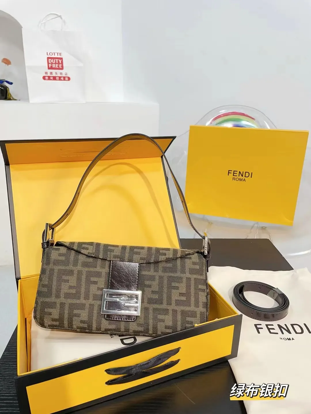 👑💰p115(折叠包装) fendi 芬迪新款法棍包 腋下包 网红vintageF中古法棍包 潮人们背的最多的包包大概就是Fendi芬迪的这款法棍包(Baguette)了,从黑色再到棕 各种单肩、斜跨都不是问题,有种慵慵懒懒的街头风。戚薇、Rosie等明星日常出街也会背c尺寸26 12cm