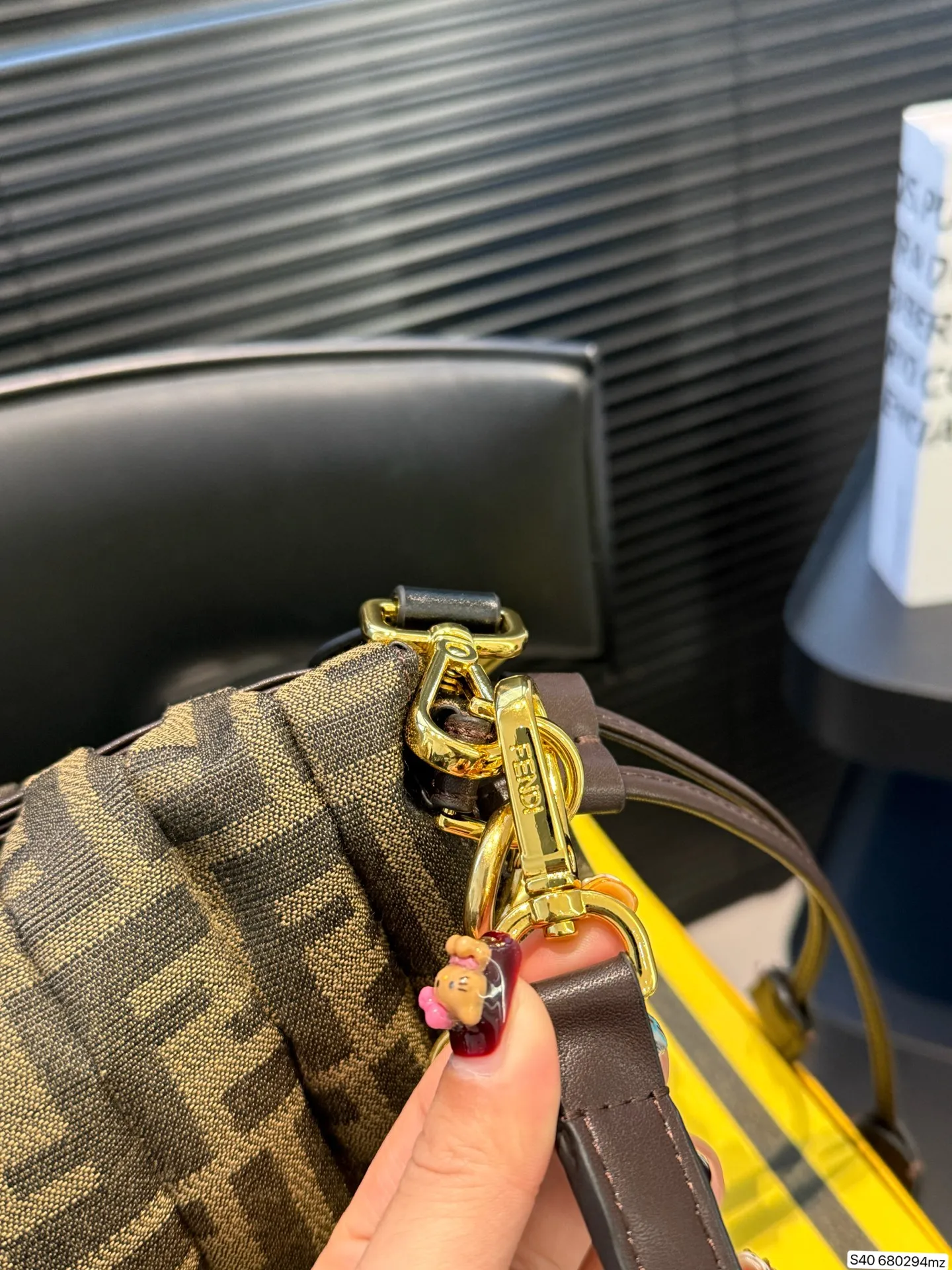 P250 配折叠盒 芬迪新款真的好温柔呀! 像揉碎的云朵☁️ 褶皱肌理自带慵懒高级感,金色FF扣复古又闪耀✨ 腋下包型刚好卡在肩线,走路都带风~ 容量超惊喜!手机、粉饼、耳机,全塞下,通勤逛街都能打✔️ 搭西装飒爽,配裙装温柔,背上直接拿捏松弛贵气感! 尺寸29 20 货号680294