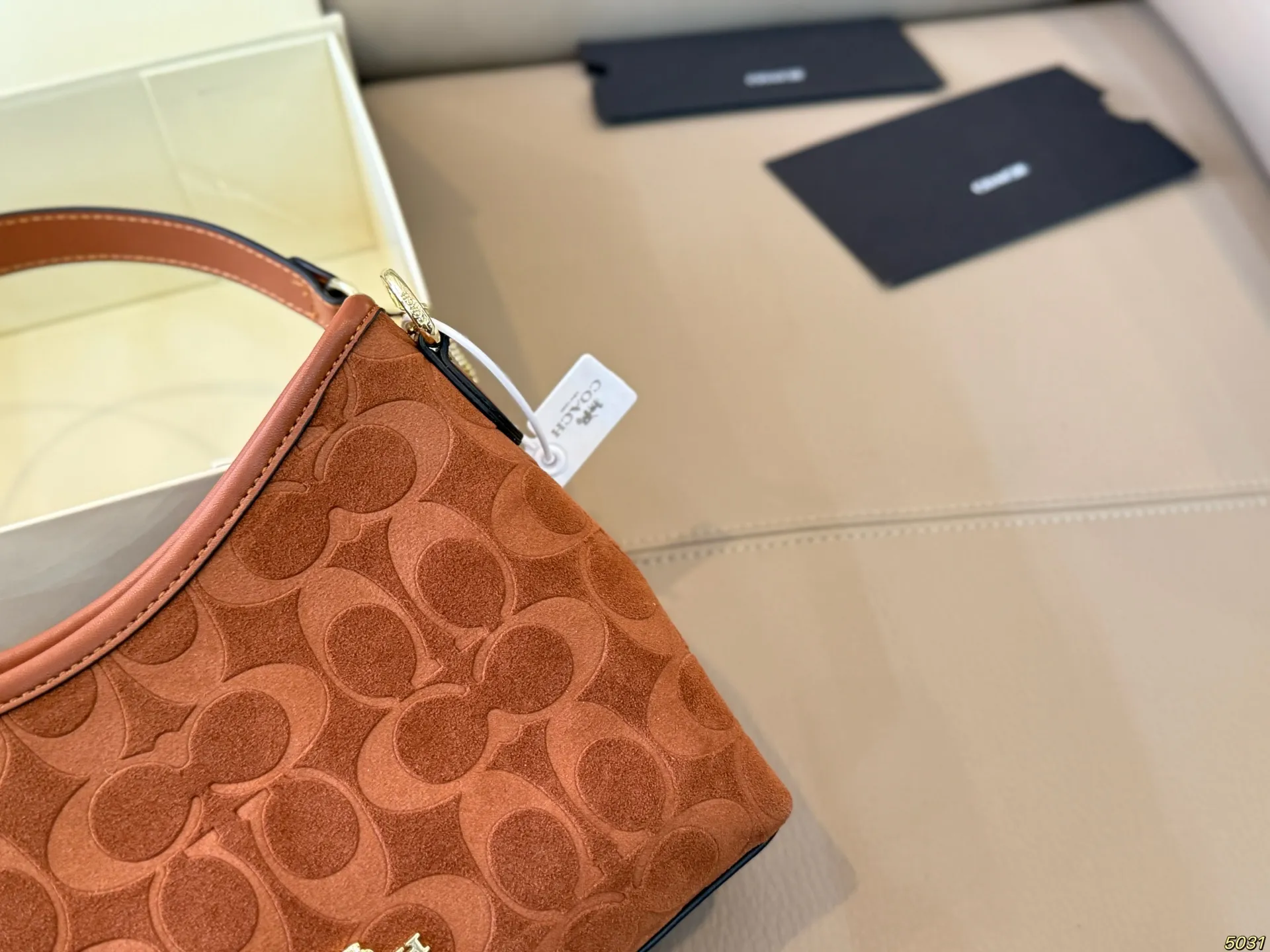 &yen;135折叠盒 蔻驰COACH腋下包 配长肩带 单肩斜挎皆可 颜色搭配很有复古的感觉 高级又不失优雅超有氛围感 通勤 休闲 约会通通可搭 尺寸小号21 14