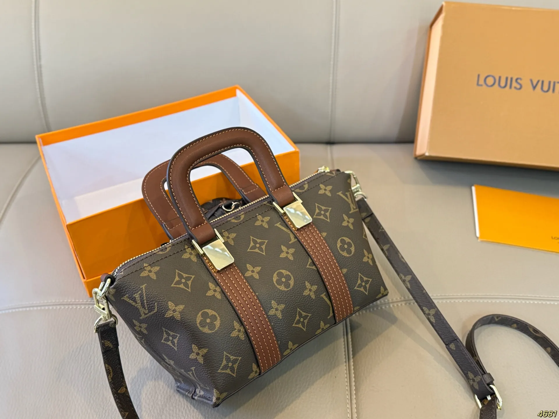 &yen;135配盒 Lv手提包斜挎包 高颜值潮酷时尚女孩必入 适合日常 通勤 出街 尺寸21 12