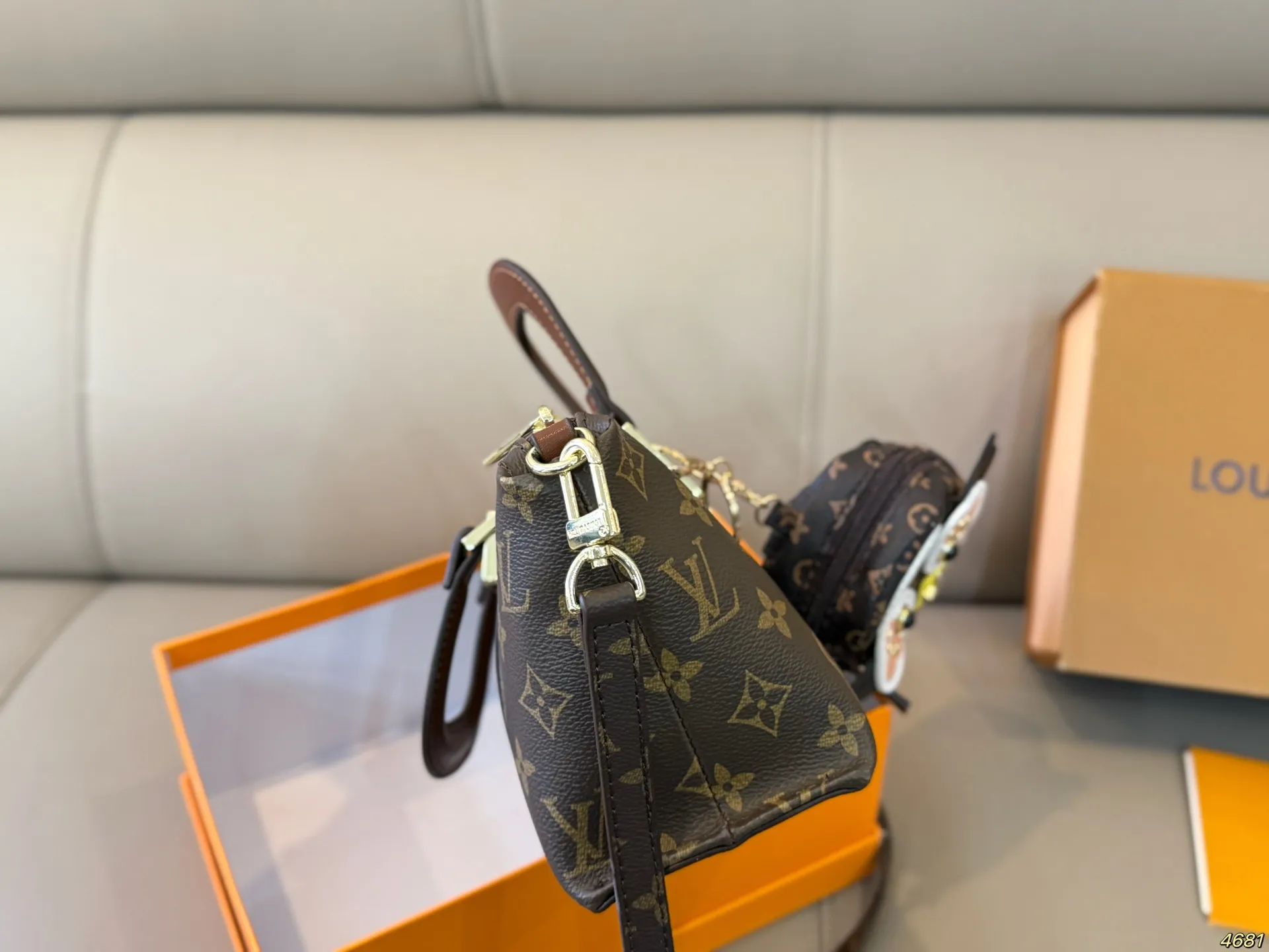 &yen;135配盒 Lv手提包斜挎包 高颜值潮酷时尚女孩必入 适合日常 通勤 出街 尺寸21 12