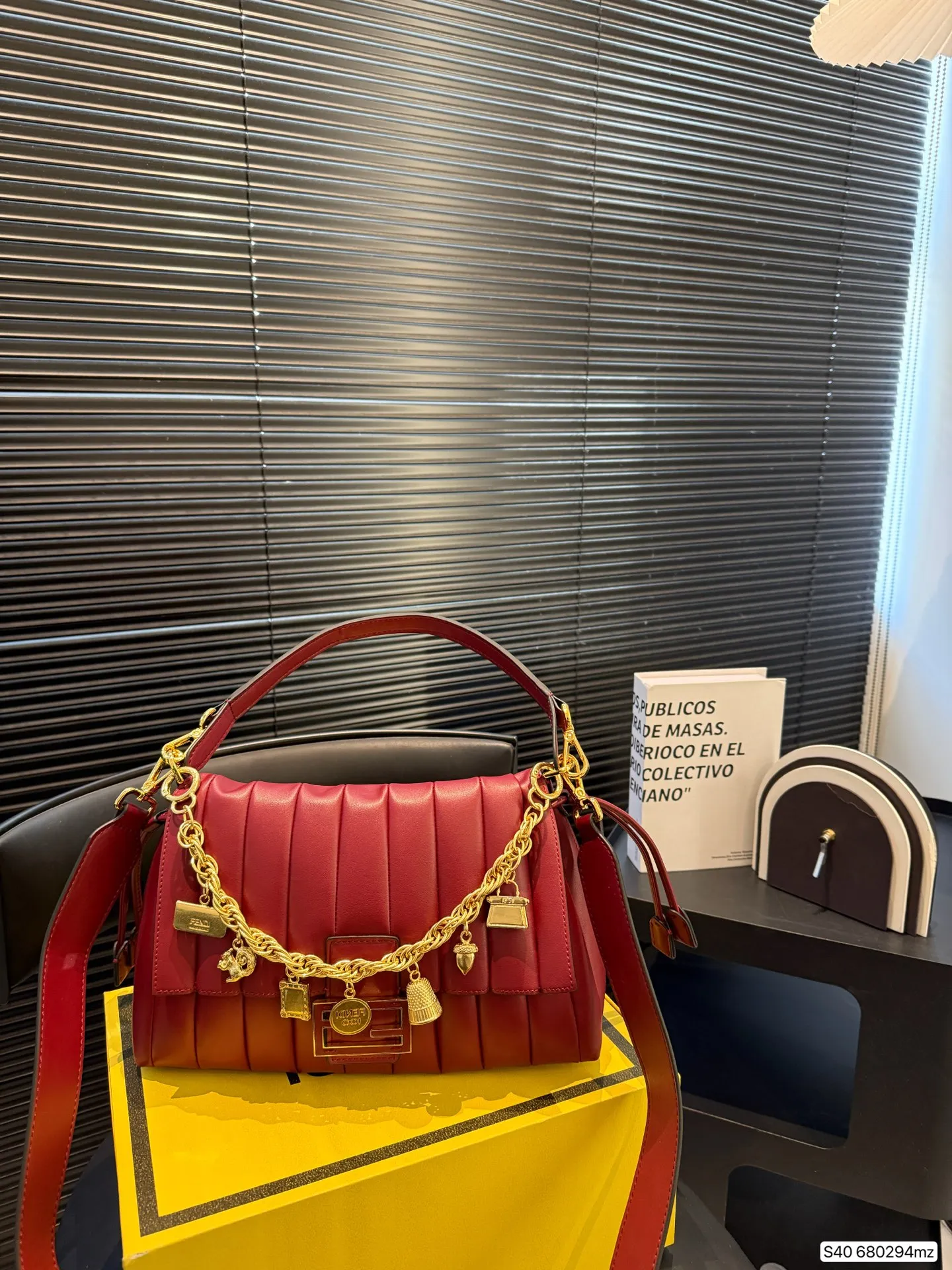 P250 配折叠盒 芬迪新款云朵包☁️奶油白真的好温柔呀！ 奶白皮质像揉碎的云朵☁️ 褶皱肌理自带慵懒高级感，金色FF扣复古又闪耀✨ 腋下包型刚好卡在肩线，走路都带风～ 容量超惊喜！手机、粉饼、耳机，全塞下，通勤逛街都能打✔️ 搭西装飒爽，配裙装温柔，背上直接拿捏松弛贵气感！ 尺寸30 20 货号680294