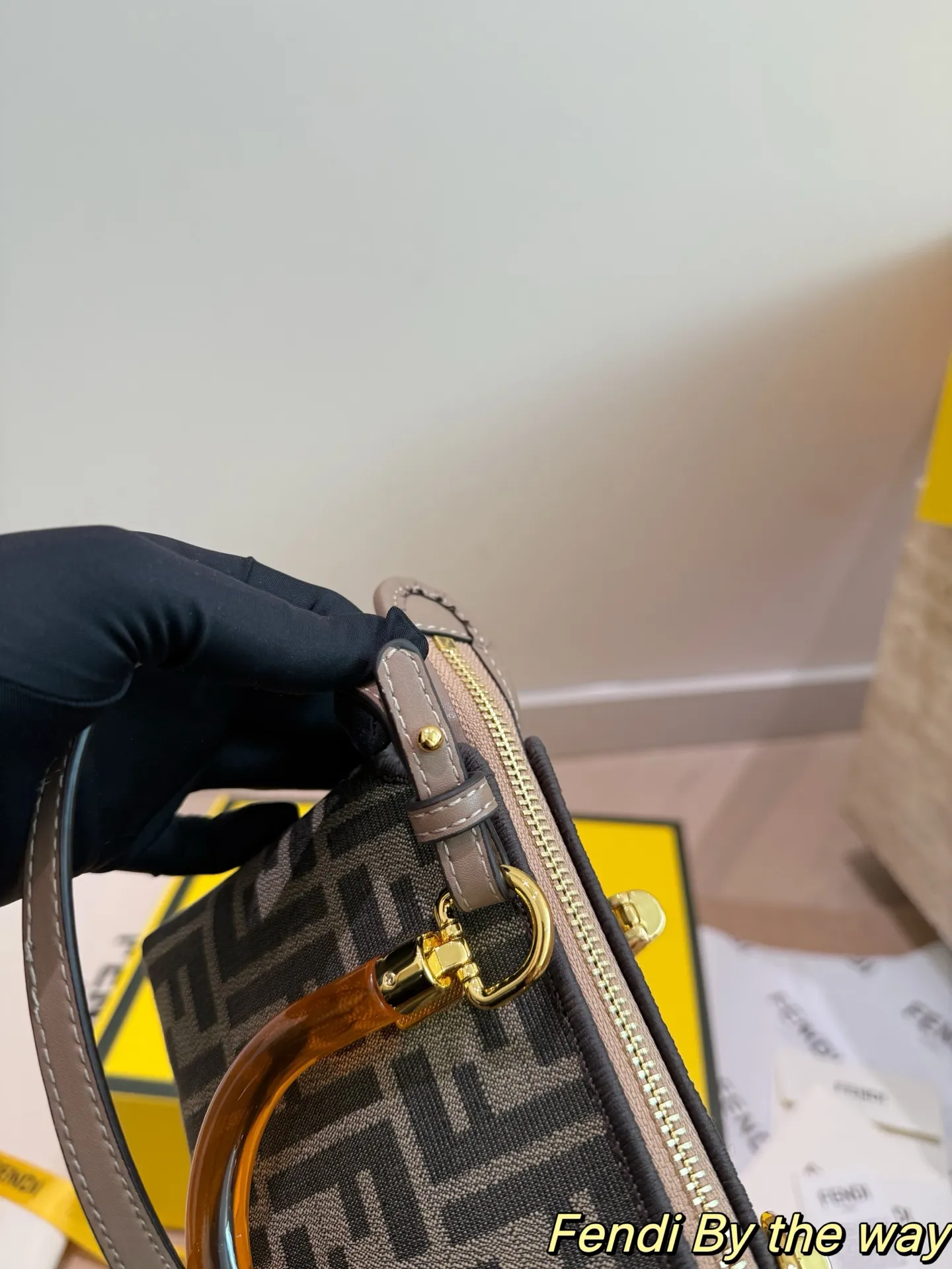 P170配折叠盒 芬迪 mini 波士顿枕头包FENDI 出勤回头率爆表！一个包包就搞定 拥有纯净简约廓形的mini by the way 结合玳瑁手柄的元素 化作保留品牌所有个性元素又颇为惹人怜爱的迷你尺寸 关键还特别百搭 白天出门游玩背上可以带不少东西 还可以斜挎妥妥的爱了 尺寸17.10