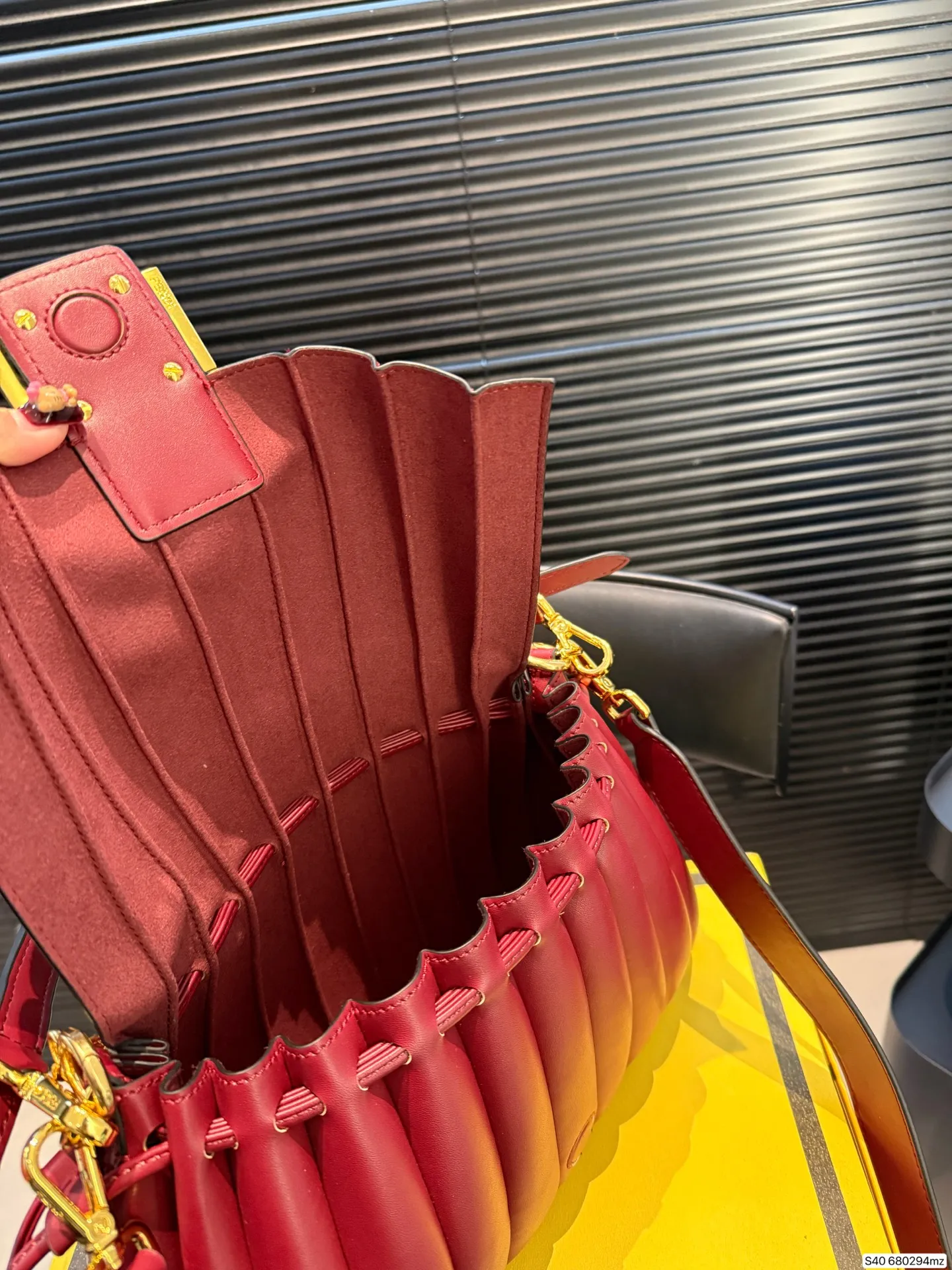 P250 配折叠盒 芬迪新款云朵包☁️奶油白真的好温柔呀！ 奶白皮质像揉碎的云朵☁️ 褶皱肌理自带慵懒高级感，金色FF扣复古又闪耀✨ 腋下包型刚好卡在肩线，走路都带风～ 容量超惊喜！手机、粉饼、耳机，全塞下，通勤逛街都能打✔️ 搭西装飒爽，配裙装温柔，背上直接拿捏松弛贵气感！ 尺寸30 20 货号680294