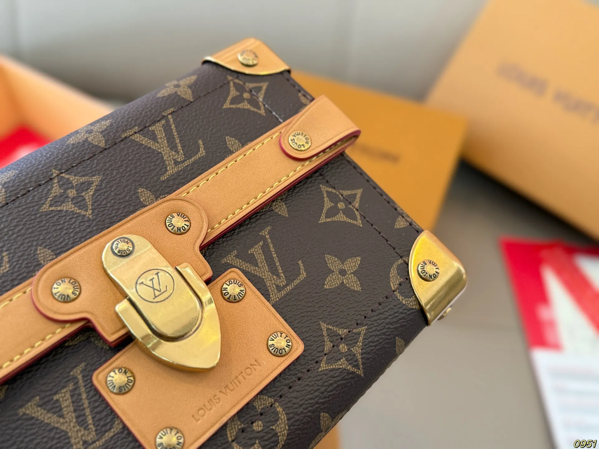 ¥180折叠盒 LV路易威登 小箱子 高出镜率单品 国外博主网红同款 上身真的超级!减龄! 简单耐看的版型 尺寸20 14