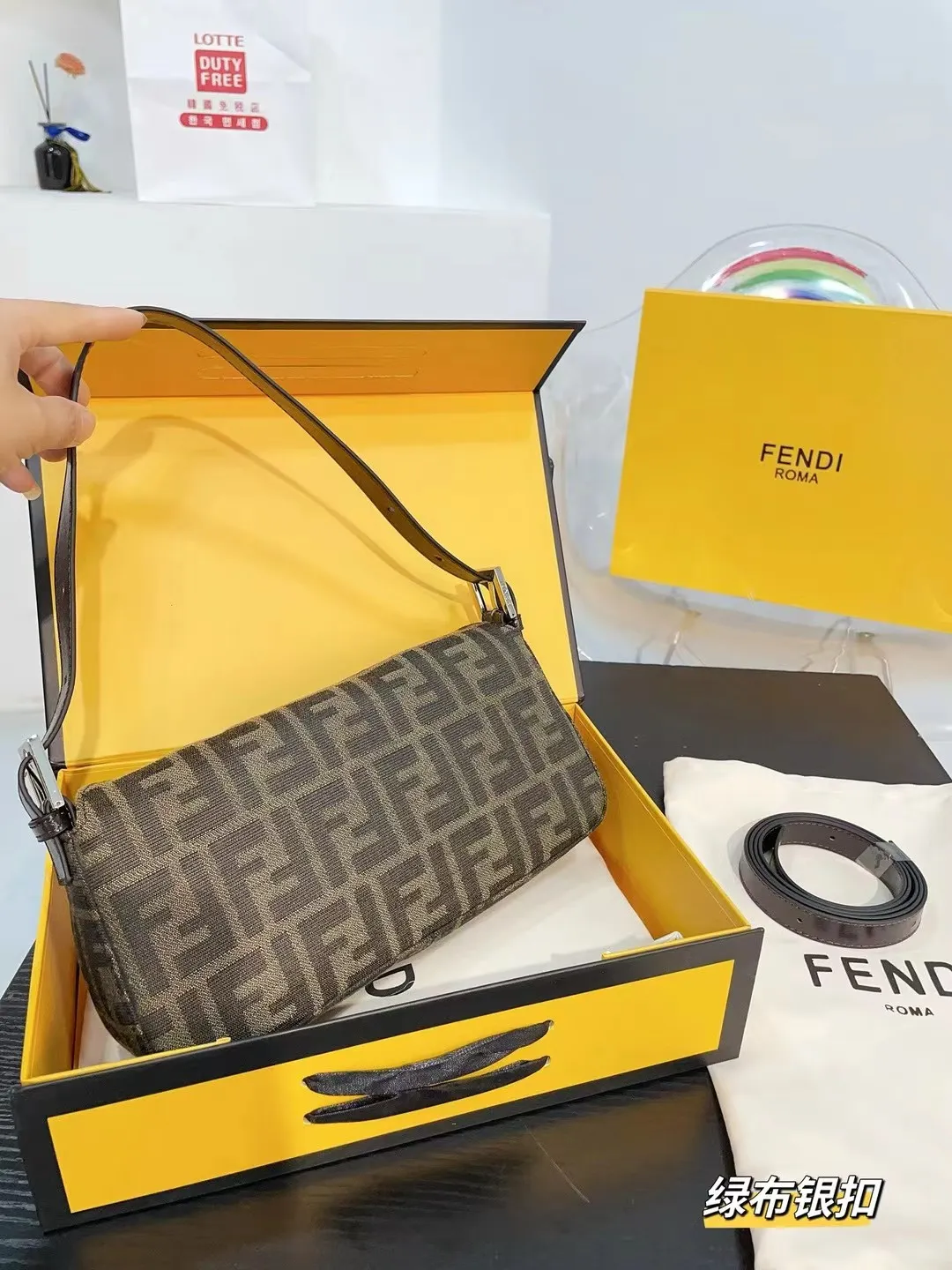 👑💰p115（折叠包装） fendi 芬迪新款法棍包 腋下包 网红vintageF中古法棍包 潮人们背的最多的包包大概就是Fendi芬迪的这款法棍包(Baguette)了，从黑色再到棕 各种单肩、斜跨都不是问题，有种慵慵懒懒的街头风。戚薇、Rosie等明星日常出街也会背c尺寸26 12cm