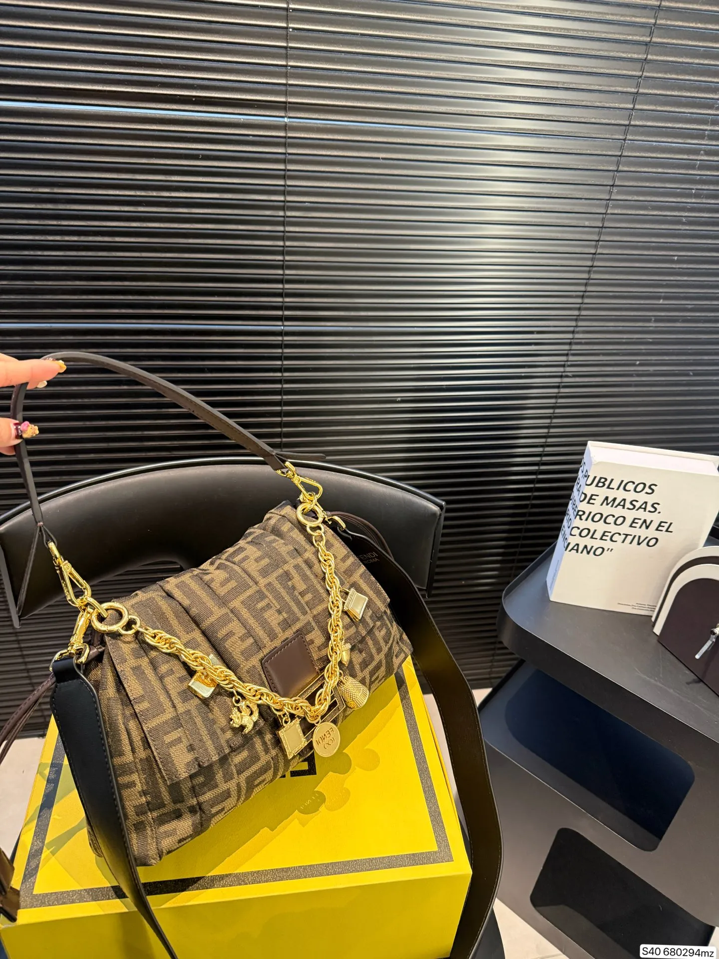 P250 配折叠盒 芬迪新款真的好温柔呀! 像揉碎的云朵☁️ 褶皱肌理自带慵懒高级感,金色FF扣复古又闪耀✨ 腋下包型刚好卡在肩线,走路都带风~ 容量超惊喜!手机、粉饼、耳机,全塞下,通勤逛街都能打✔️ 搭西装飒爽,配裙装温柔,背上直接拿捏松弛贵气感! 尺寸29 20 货号680294