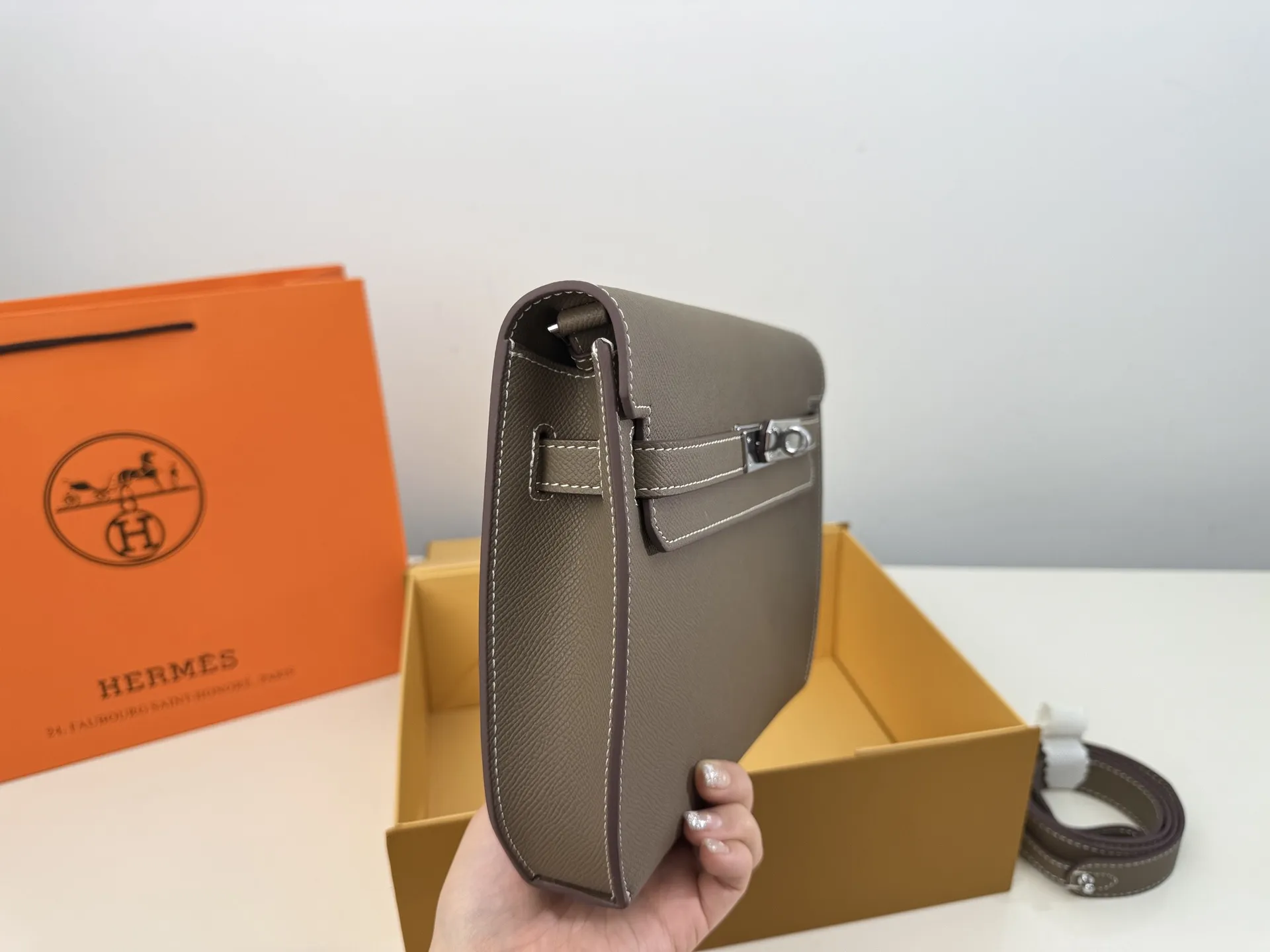 （折叠盒⚠️）p210 爱马仕Kelly depeches 25邮差包包，在Kelly系列里算是很好入手的一款 包包的容量挺大的，日常出门完全够用 3条带子可以自由转换 size：25*18cm