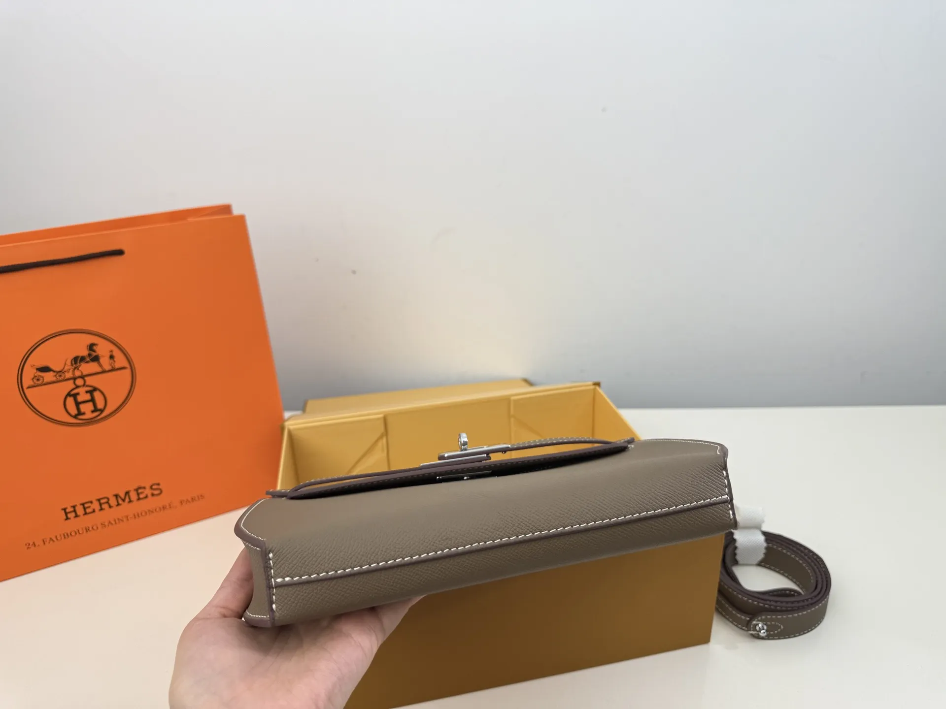 （折叠盒⚠️）p210 爱马仕Kelly depeches 25邮差包包，在Kelly系列里算是很好入手的一款 包包的容量挺大的，日常出门完全够用 3条带子可以自由转换 size：25*18cm