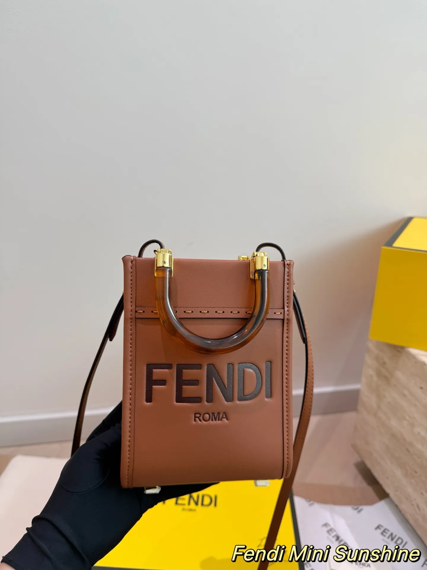 P170 Fendi Sunshine琴谱mini原版 FENDI琴谱mini,颜值超高的一款!有好多颜色,焦糖色最好看的颜色!百搭,特别!手柄特殊材质玳瑁琥珀色!太美啦!小众不撞包!时髦精必备单品! 18*14