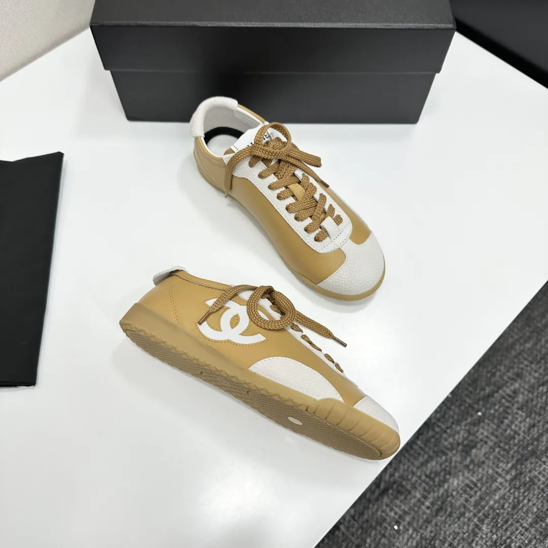 高版本 CHANEL香奈儿新款熊猫板鞋熊猫鞋 香奈儿2026ss火爆熊猫鞋🐼配色厚底休闲运动鞋板鞋 专柜同步 专柜非常火爆 非常难买的一款鞋 全网最火的厚底熊猫鞋 可想而知小香控不可错过的 颜值与舒适并存的 简约百搭小白鞋 厚底增高超级百搭,闭眼入😍谁穿谁好看 鞋面:特殊材质➕头层牛皮 内里:进口网里 大底:原版橡胶大底 码数: 35-40(41 定做 P270