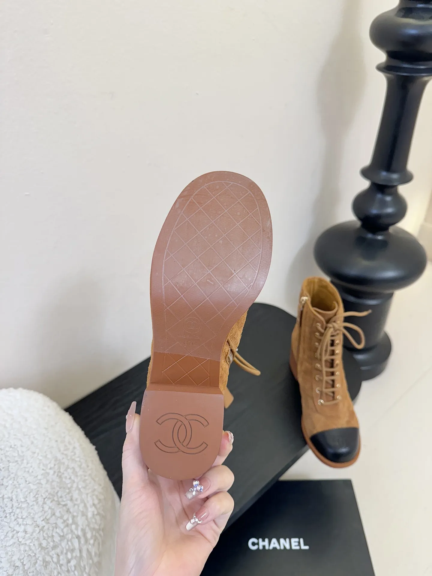 💰360 Chanel 香奈儿新款短靴‼️CHANEL官网同款， 香奈儿新款短靴，简约大方，此款时尚百搭脚感舒适， 鞋面：进口头层牛皮 内里：羊皮内里鞋底 真皮大底，跟高9cm 码数：35-39（40.41订做不退不换）