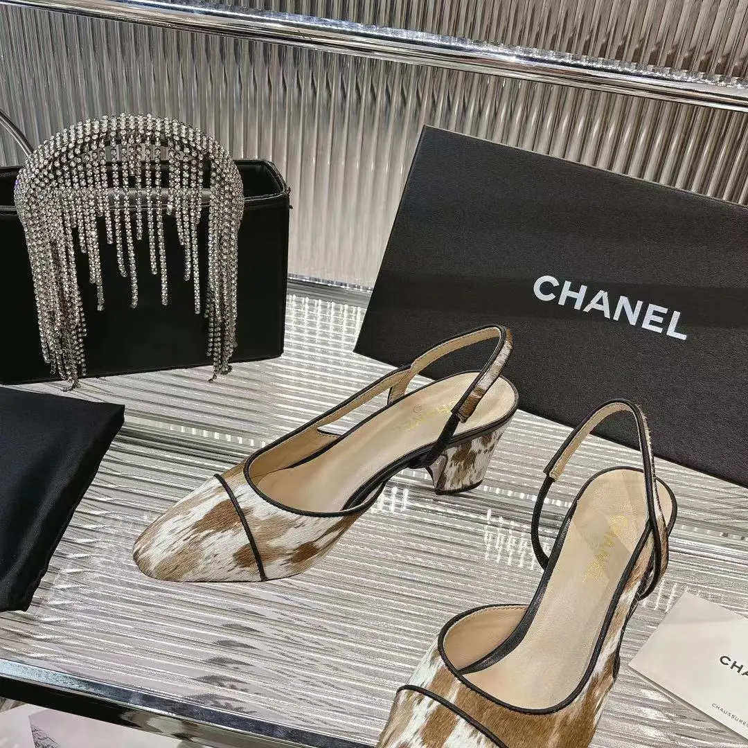 💫💫26春夏必备奢牌拖鞋！Chanel链条设计自带高光，经典双C标识彰显身份，小香风的精致感藏都藏不住～ 休闲不随意，精致不浮夸，日常通勤、周末约会都能穿，上脚轻盈无负担，细节处尽显匠心，时髦精的夏日氛围感全靠它撑场✨ 🔺面料:马毛➕羊皮内里 🔺码数：35-40码（41、42订做不退换） 🔺跟高：6.5cm 🔺出厂价：240元