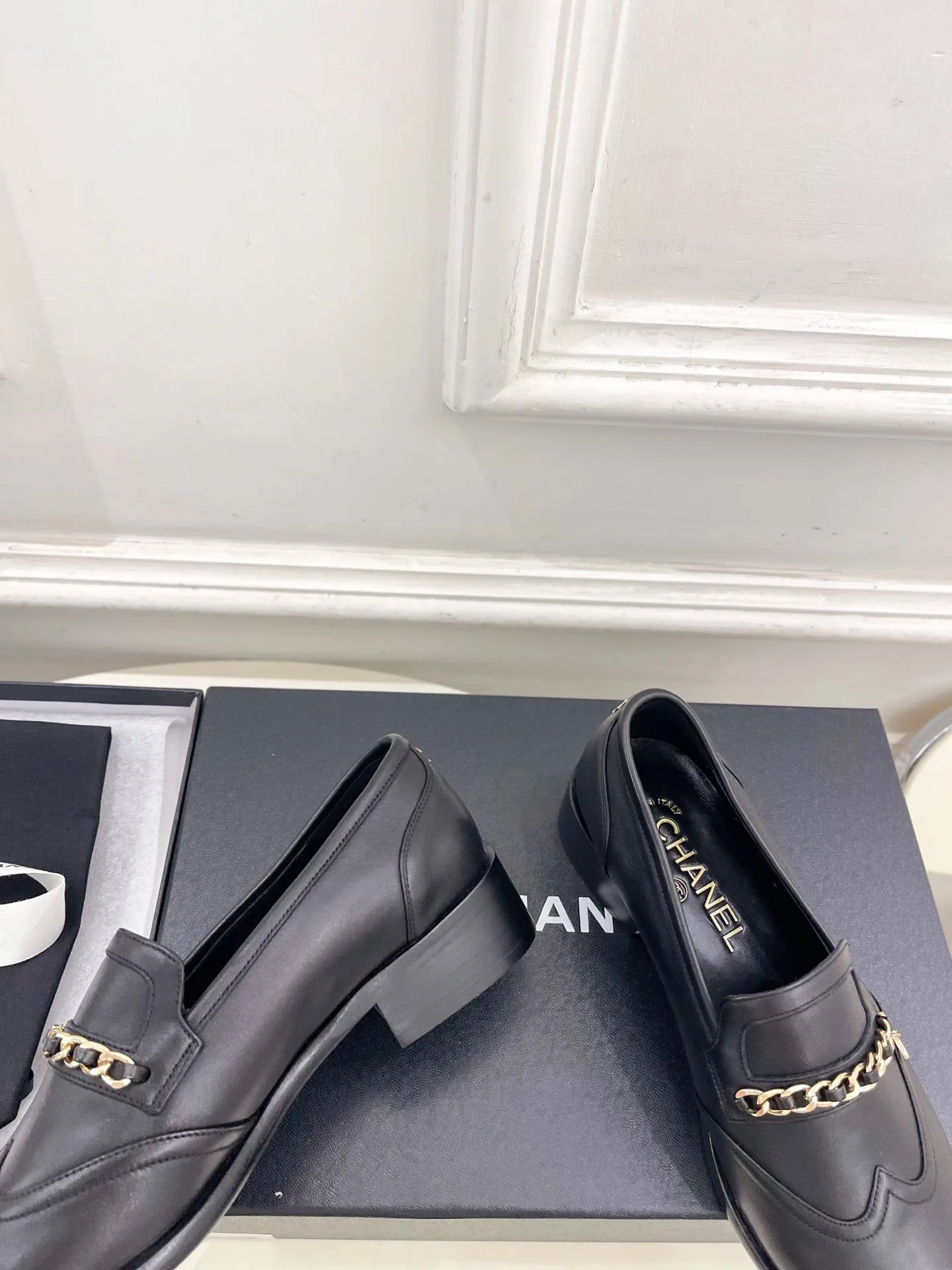 𝐂𝐇𝐀𝐍𝐄𝐋 | 小香 25𝐬𝐬 🦋2025秋冬新品 专柜经典走秀款 小香双C链条半拖乐福鞋 系列上新〰 🍬 BS时尚圈的绝绝子 搭配将演绎着细致 极简 永不褪去的经典元素 💋展现与众不同的穿搭风格美到无话可说 夏季必入款…… ━━━━━ ЅᏇєєt ━━━━━ ▪️鞋面:高定制原版小牛皮 ▪️内里:进口丝绸羊皮里 ▪️大底:原版意大利真皮大底 ▪️跟高:3.5cm ▪️鞋码: 35-39(40.41定制不退换) ▪出厂价:半拖💰280、乐福鞋💰290