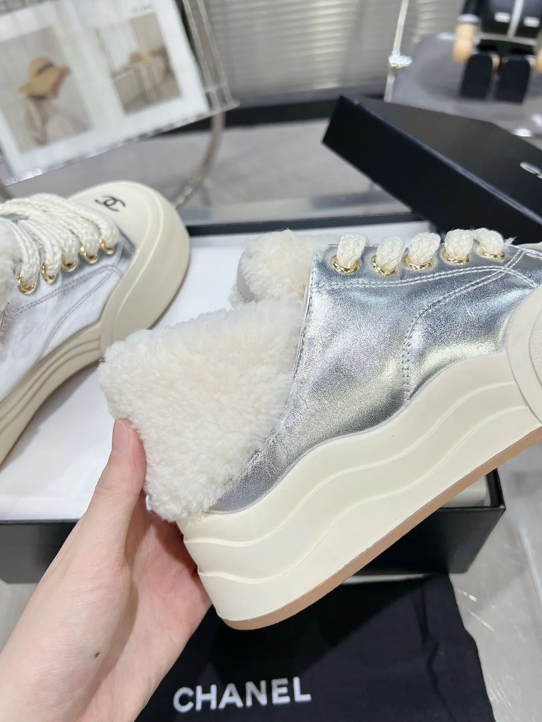 Chanel 25C 秋冬专柜新款马丁靴 天花板顶级品质[得意] 这款靴子真的是小个子福星，厚底5cma 更精致一点 ，显腿瘦，关键是上脚很舒服 鞋面：进口牛皮 内里：羊毛里 大底：正品开模tpu大底～跟高5cm Size：35-40（41订做不退换）P290