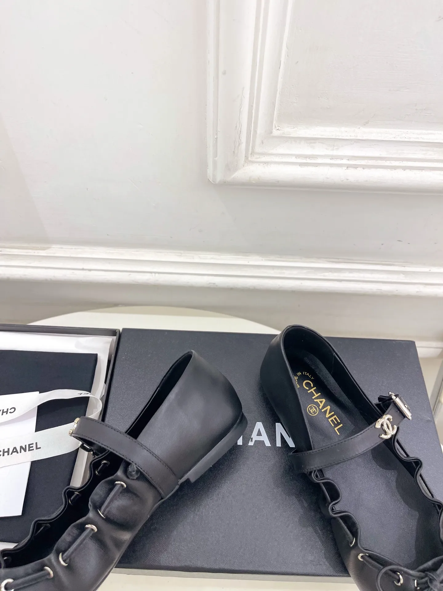 𝐂𝐇𝐀𝐍𝐄𝐋 | 小香 26𝐬𝐬 🦋2026春夏新品 小香双C褶皱蝴蝶结玛丽珍平底鞋 系列上新〰 🍬 BS时尚圈的绝绝子 搭配将演绎着细致 极简 永不褪去的经典元素 💋展现与众不同的穿搭风格美到无话可说 夏季必入款…… ━━━━━ ЅᏇєєt ━━━━━ ▪️鞋面:原版高定制小羊皮 ▪️内里:进口羊皮里 ▪️大底:原版进口真皮大底 ▪️跟高:平底 ▪️鞋码: 35-39(40.41定制不退换) ▪出厂价:💰270