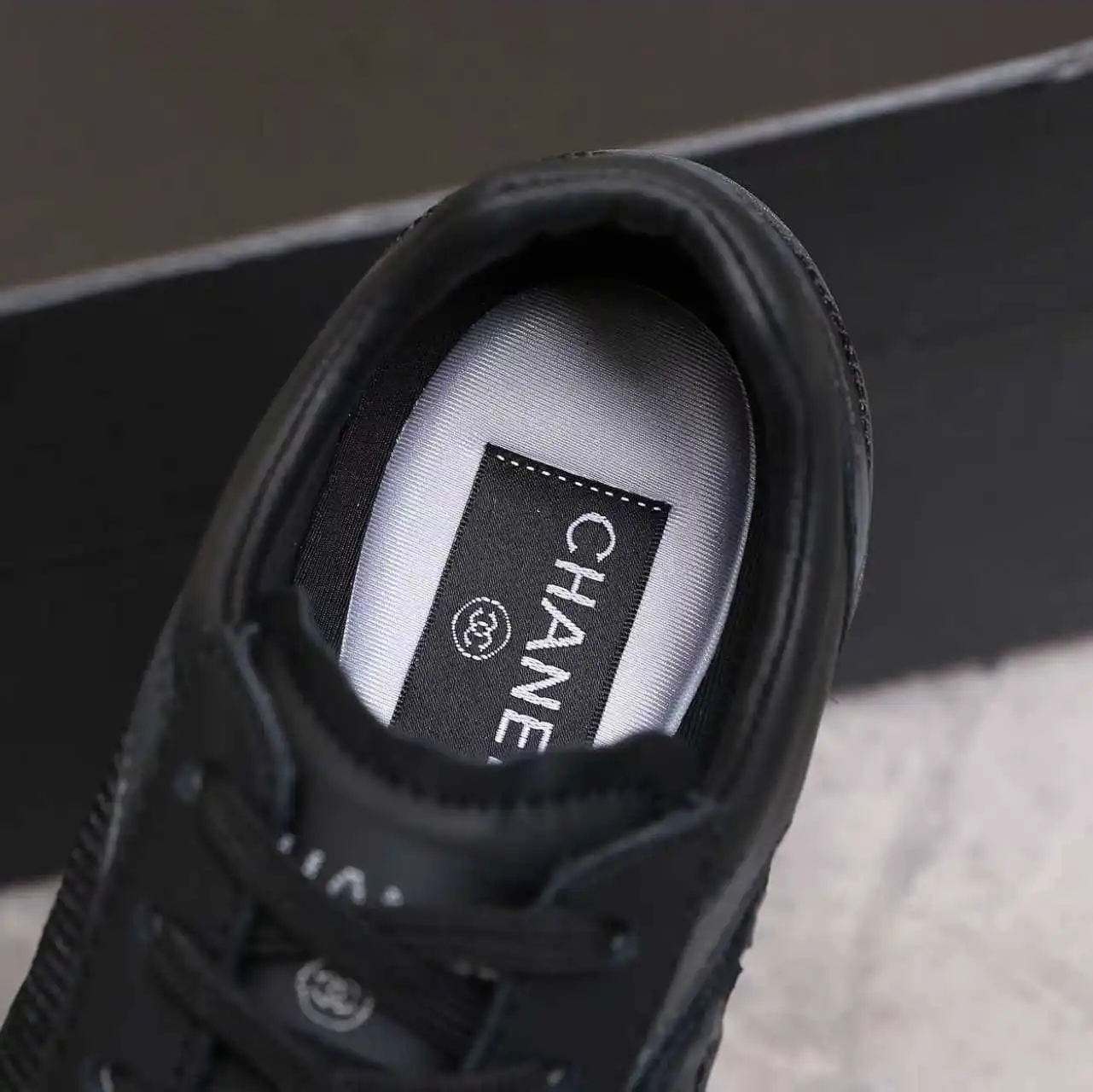 Chanel香奈儿&mdash;&mdash;2025专柜顶级休闲款运动鞋 这款经典设计；鞋面多种工艺电绣的风格；大底却时尚运动；不平凡的拥入了多种配色元素&hellip;&hellip; 多元化混搭非常好看百搭，休闲，时尚，运动，户外都能兼顾&hellip;&hellip; ꫛꫀꪝ Go➫ 材料： ❶鞋面采用： 原版进口小牛皮+防雨丝网 ❷内里采用： 原版进口透气羊皮里 ❸大底根据： 原版TPU组合大底 专柜精品包装全套女35&ndash;41 男39-45 p280